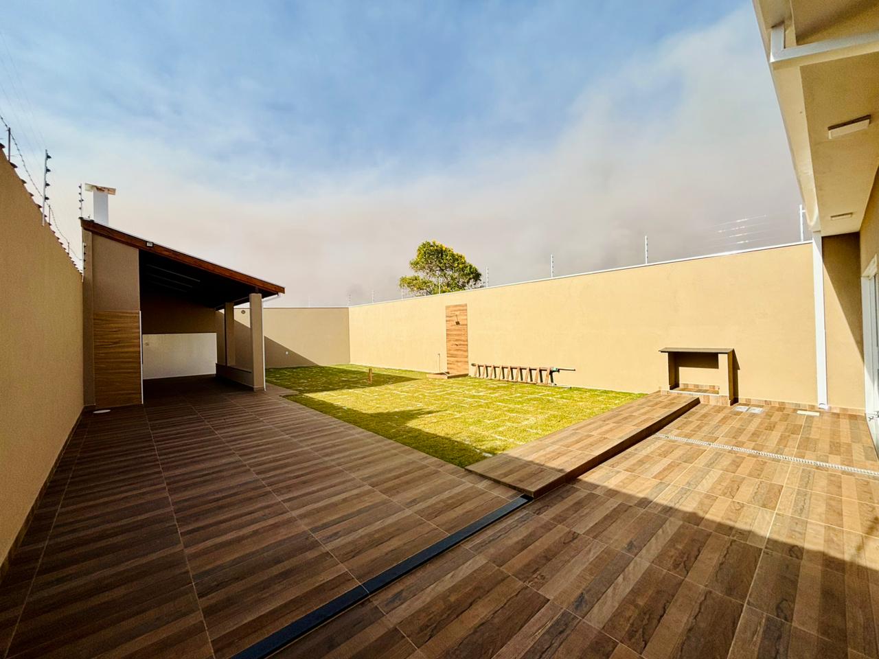 VENDE: CASA 03 DORMITÓRIOS SENDO 01 SUÍTE - AMPLO TERRENO DE 429M² - JARDIM MARIA IMACULADA II - BRODOWSKI