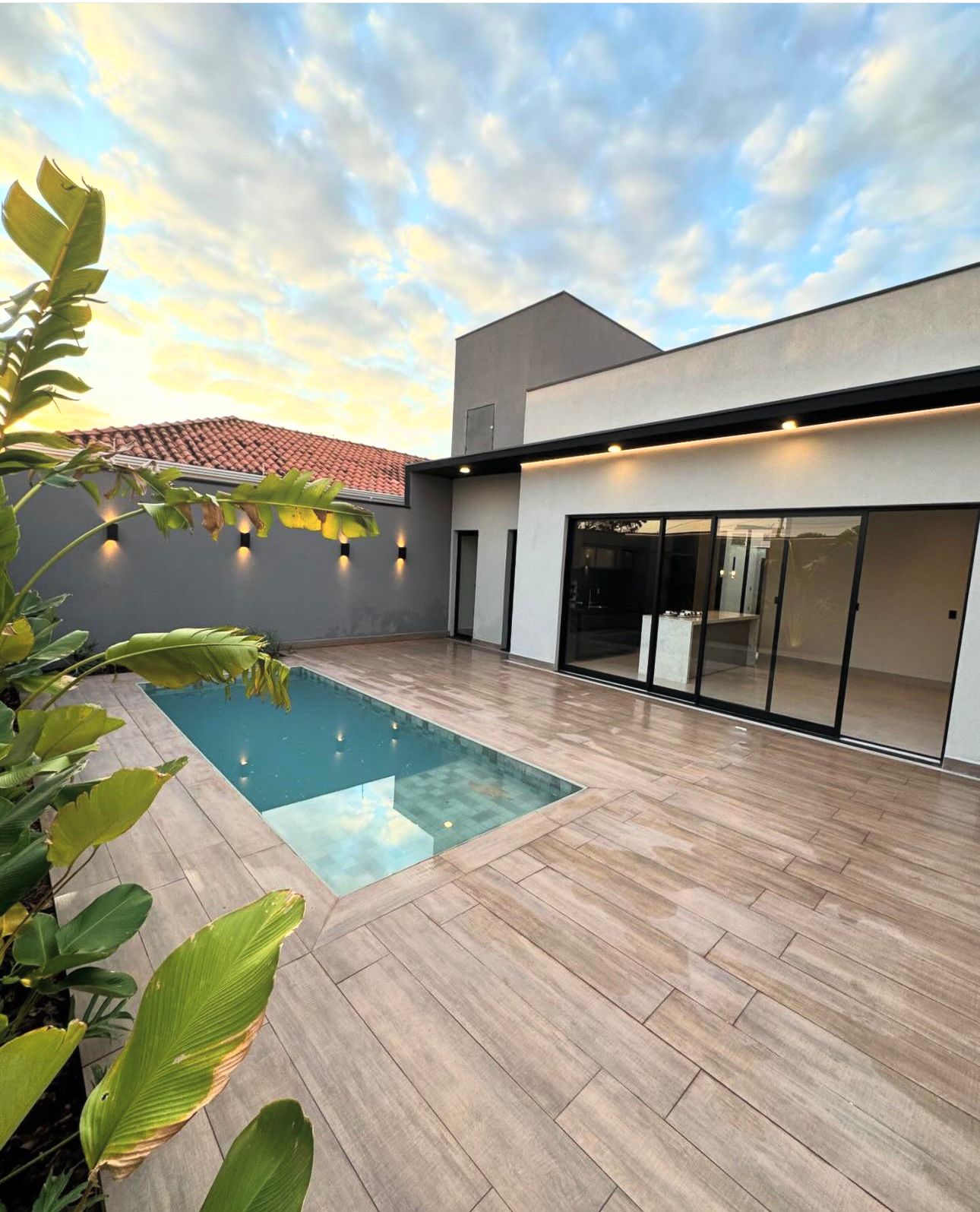 VENDE: CASA COM PISCINA - JARDIM DAS OLIVEIRAS - BRODOWSKI-SP