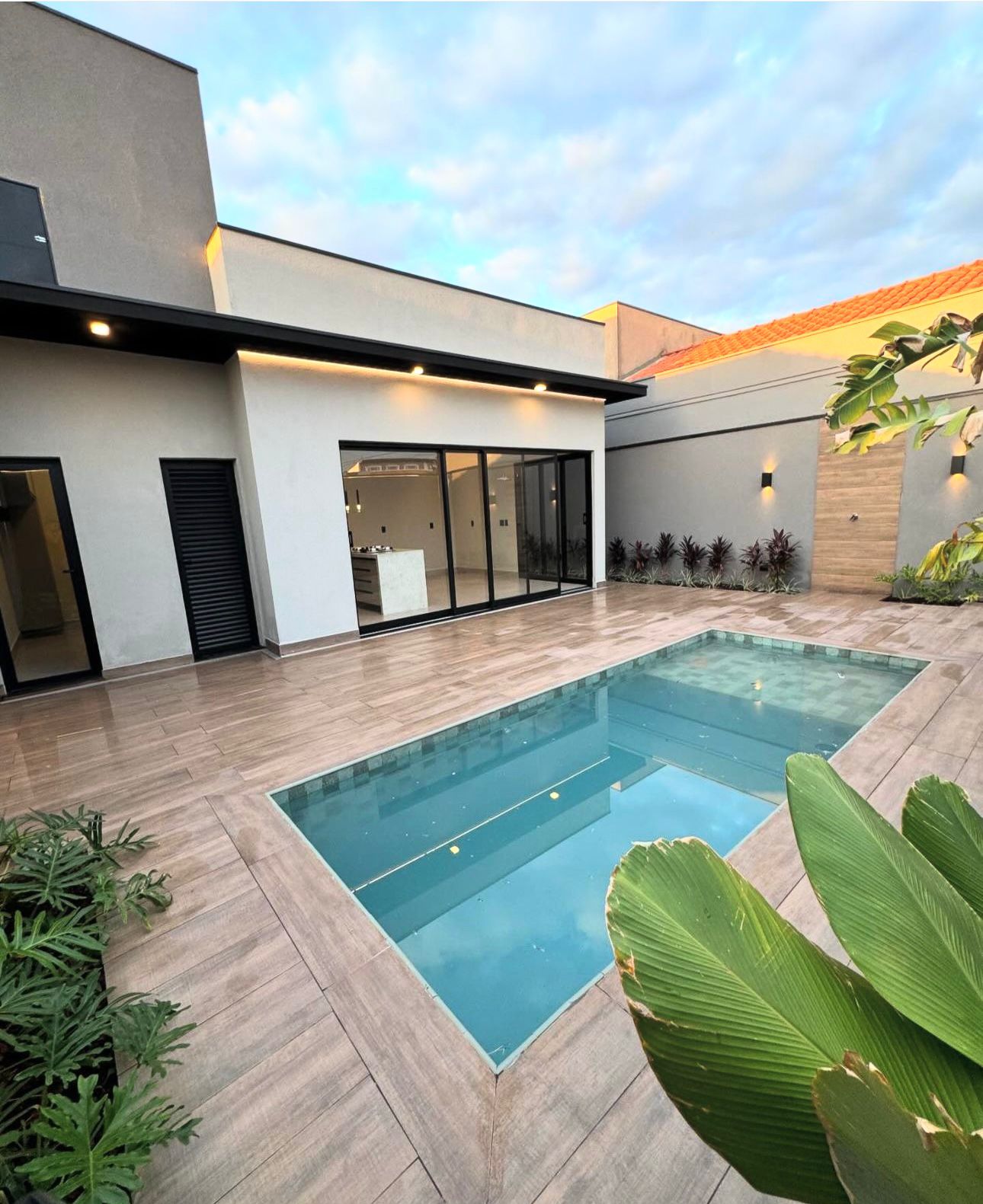 VENDE: CASA COM PISCINA - JARDIM DAS OLIVEIRAS - BRODOWSKI-SP