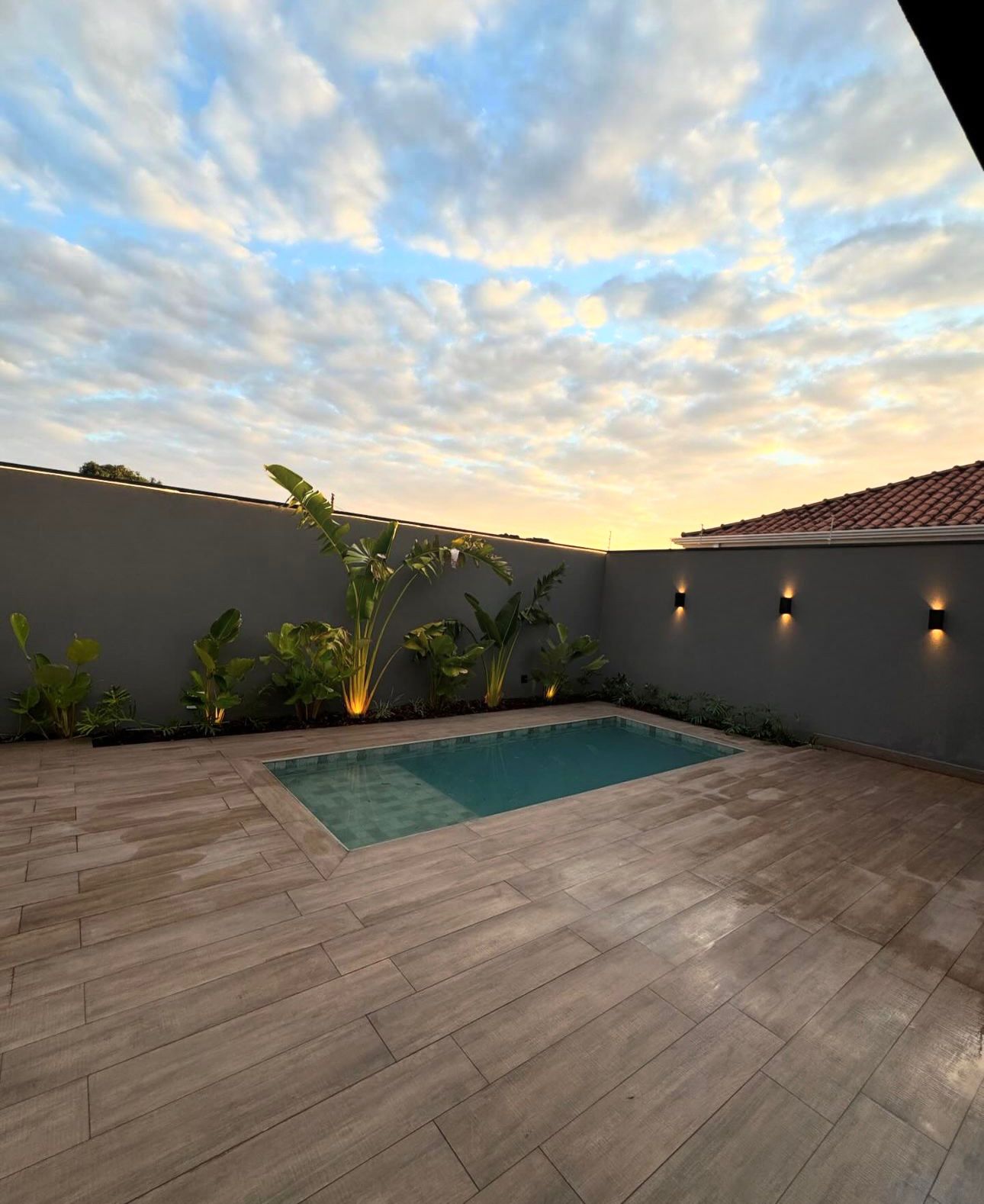 VENDE: CASA COM PISCINA - JARDIM DAS OLIVEIRAS - BRODOWSKI-SP