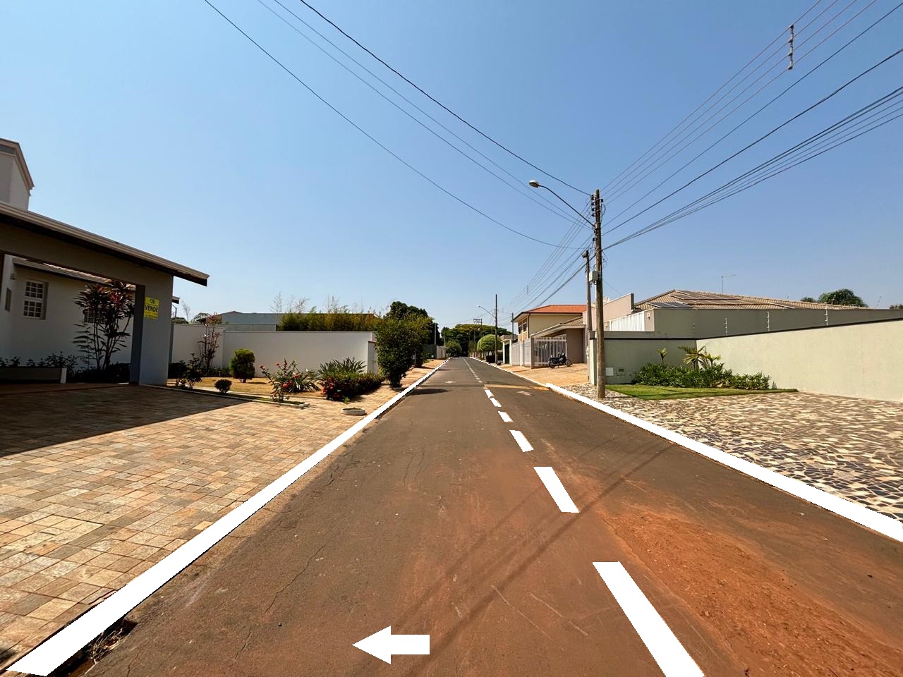 VENDE - TERRENO DE 1.025 m² - CONDOMÍNIO SANTA MÔNICA - EM BRODOWSKI-SP