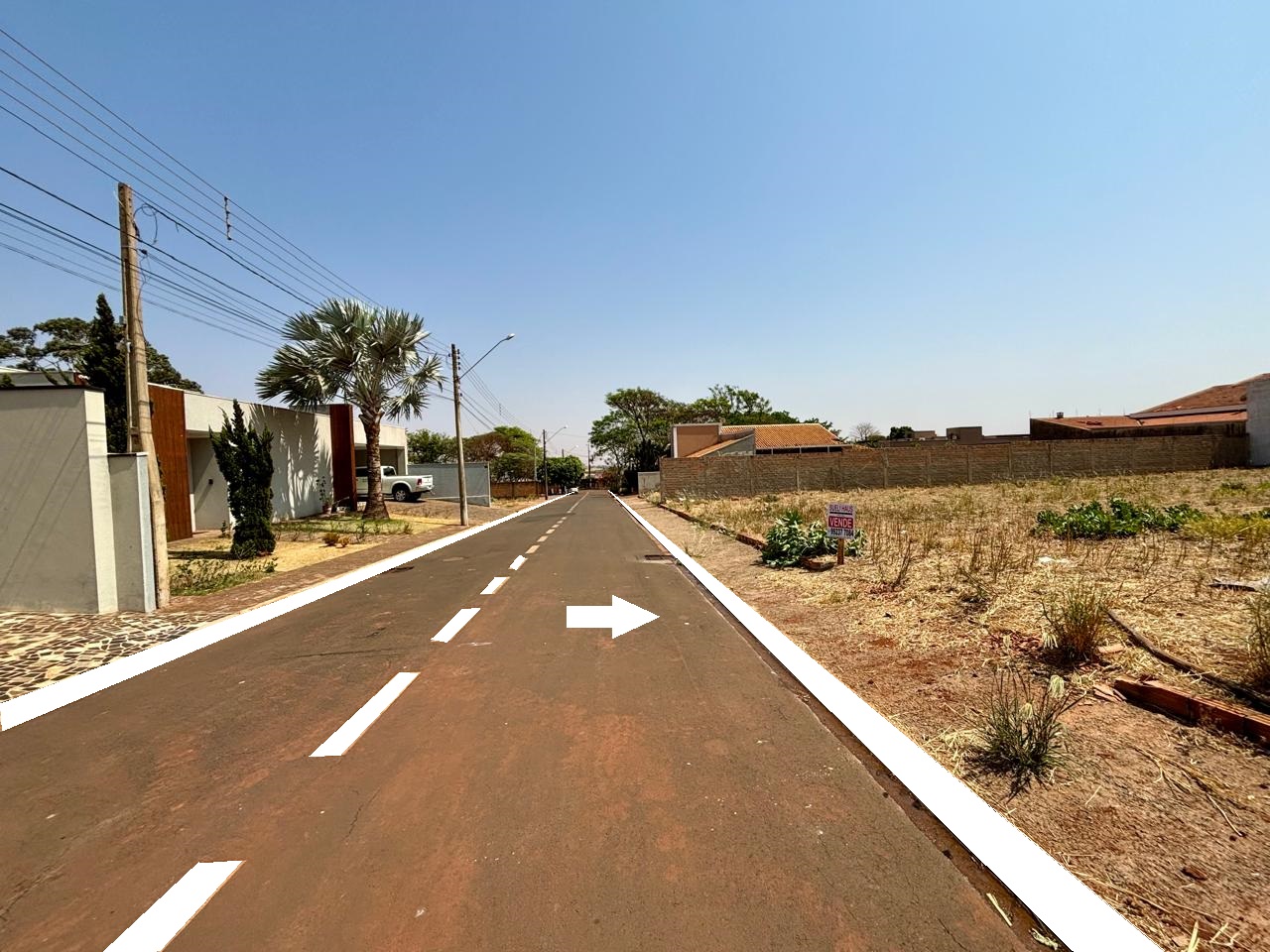 VENDE - TERRENO DE 1.025 m² - CONDOMÍNIO SANTA MÔNICA - EM BRODOWSKI-SP