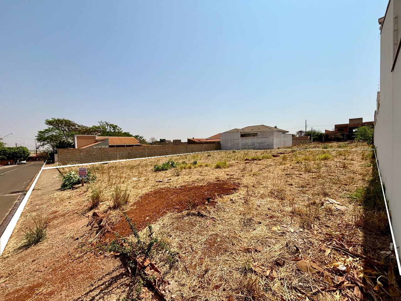 VENDE - TERRENO DE 1.025 m² - CONDOMÍNIO SANTA MÔNICA - EM BRODOWSKI-SP