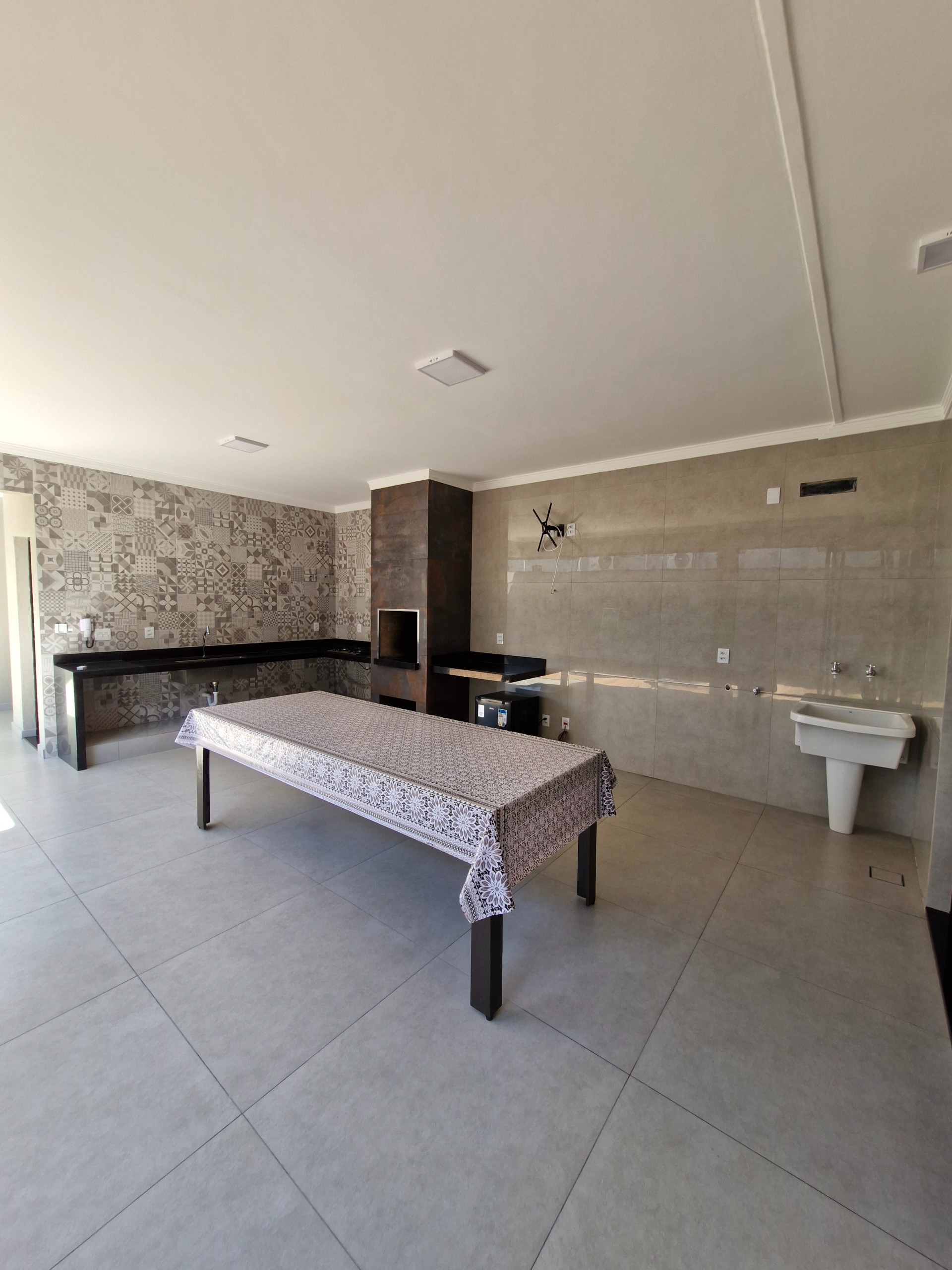 VENDE: CASA COM PISCINA - 02 DORMITÓRIOS SENDO 01 SUÍTE - RESIDENCIAL BOM JARDIM - BRODOWSKI-SP.