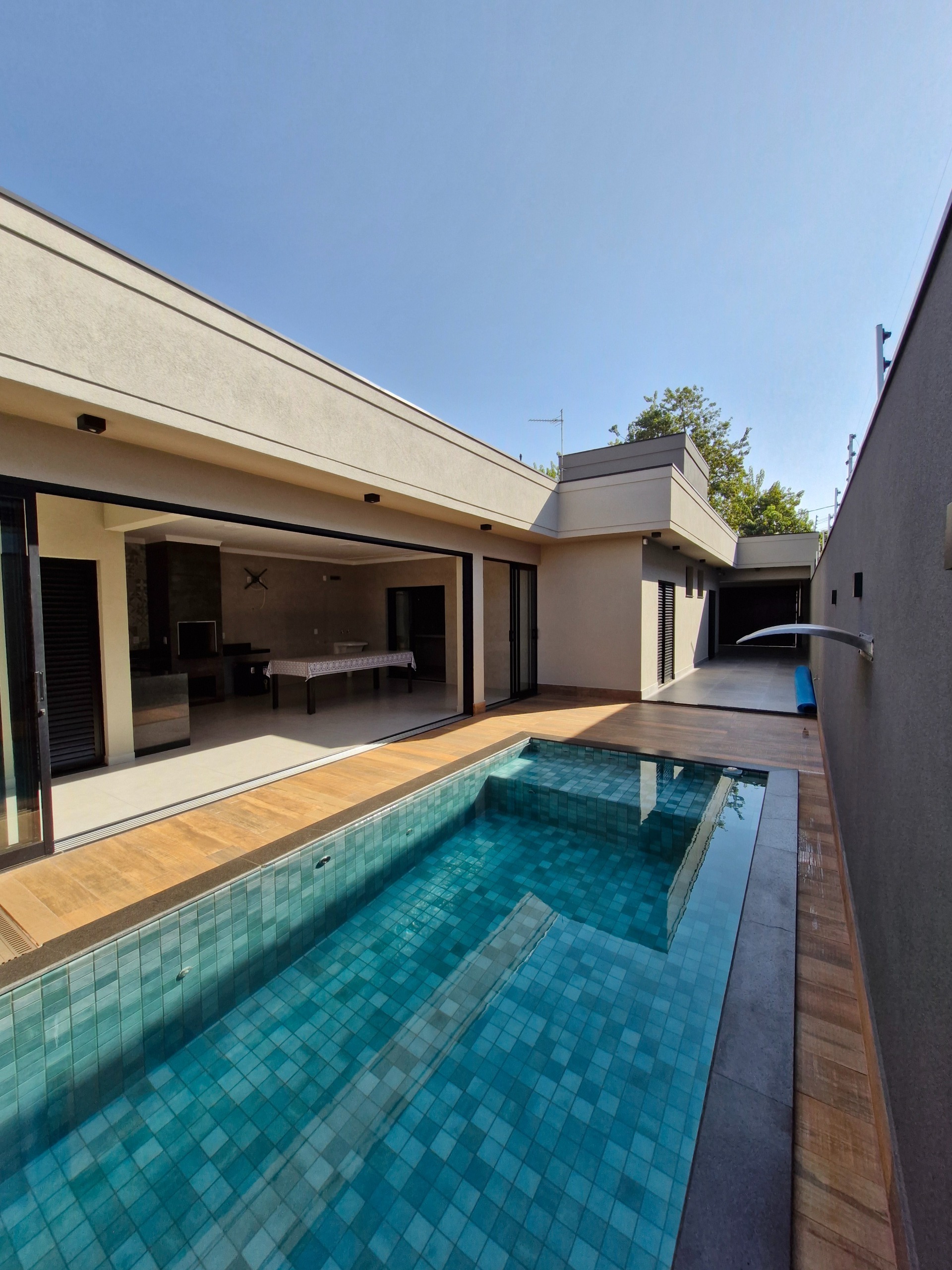 VENDE: CASA COM PISCINA - 02 DORMITÓRIOS SENDO 01 SUÍTE - RESIDENCIAL BOM JARDIM - BRODOWSKI-SP.