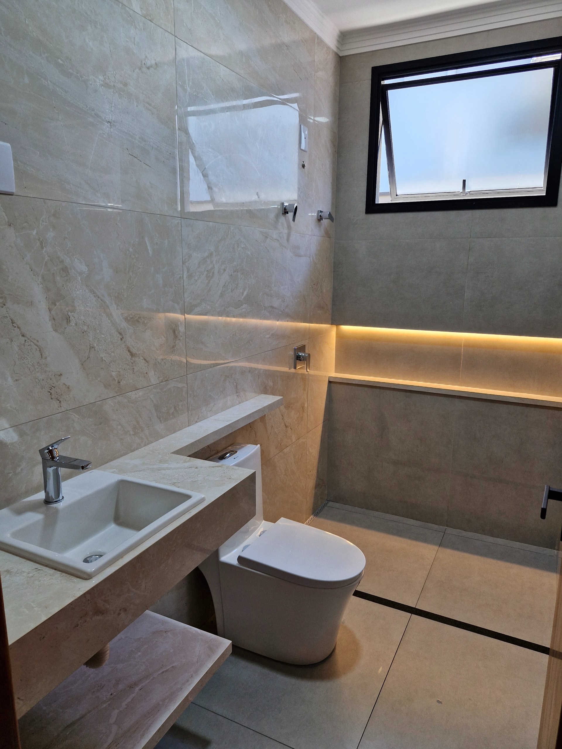 VENDE: CASA COM PISCINA - 02 DORMITÓRIOS SENDO 01 SUÍTE - RESIDENCIAL BOM JARDIM - BRODOWSKI-SP.
