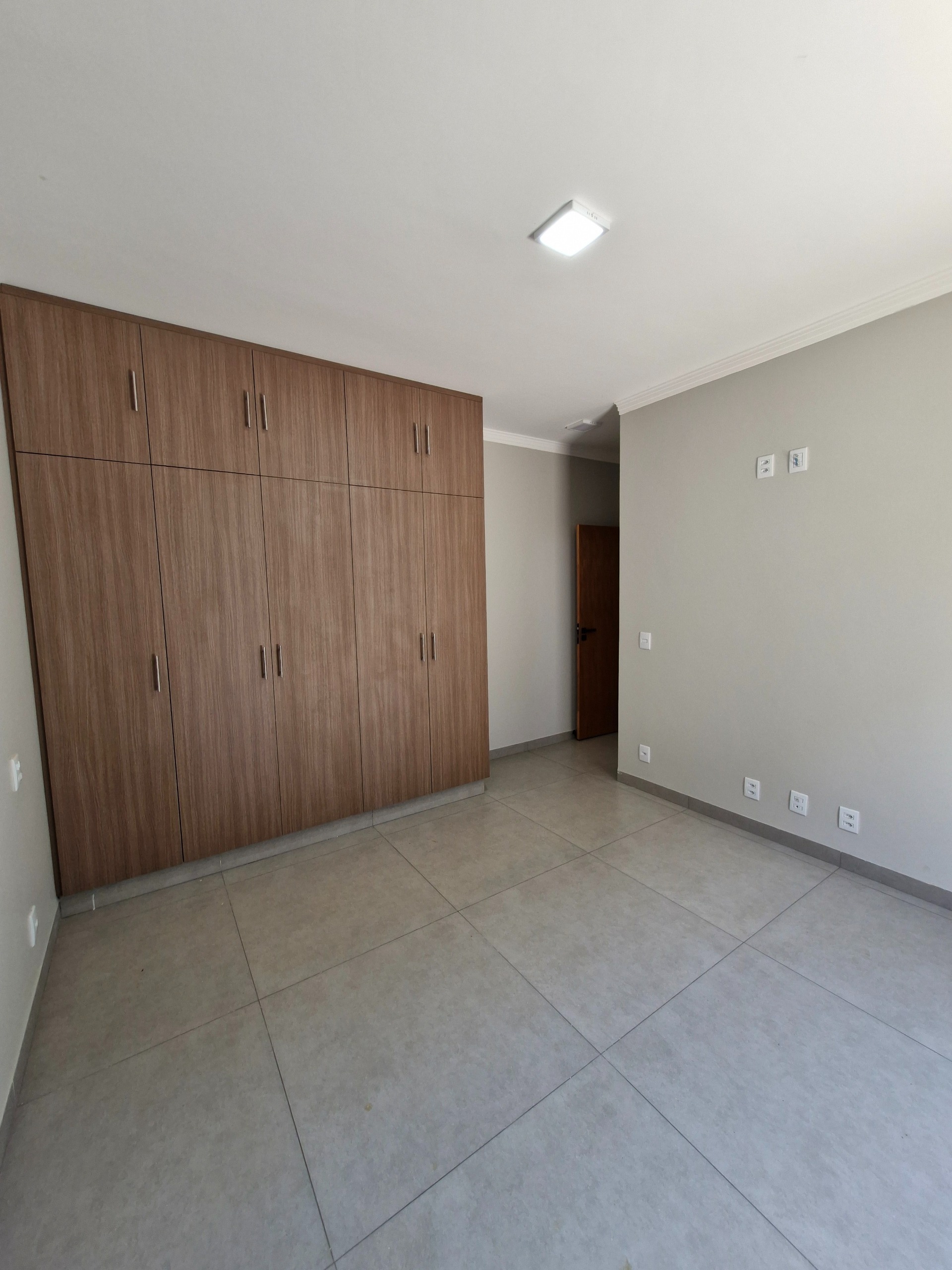 VENDE: CASA COM PISCINA - 02 DORMITÓRIOS SENDO 01 SUÍTE - RESIDENCIAL BOM JARDIM - BRODOWSKI-SP.