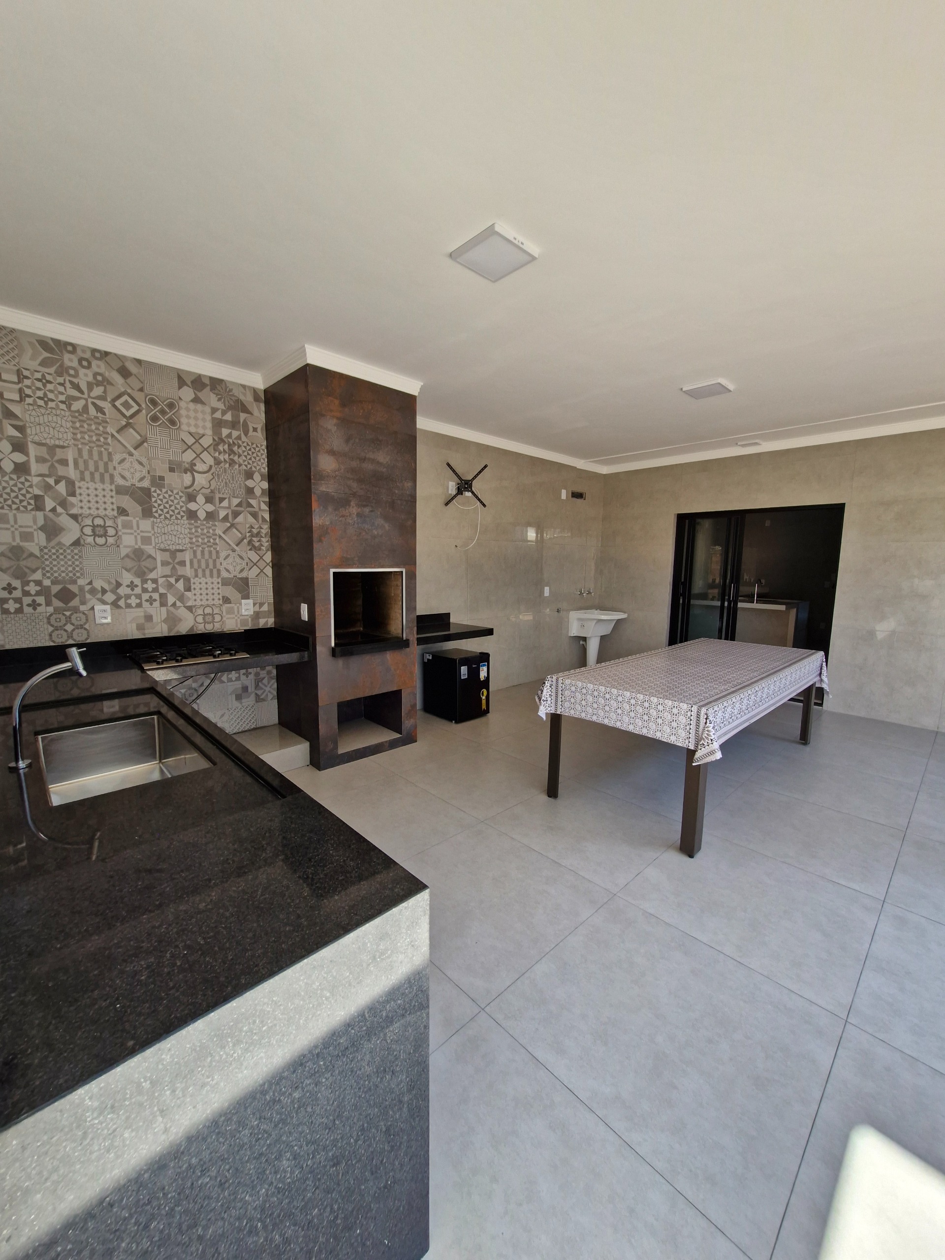 VENDE: CASA COM PISCINA - 02 DORMITÓRIOS SENDO 01 SUÍTE - RESIDENCIAL BOM JARDIM - BRODOWSKI-SP.