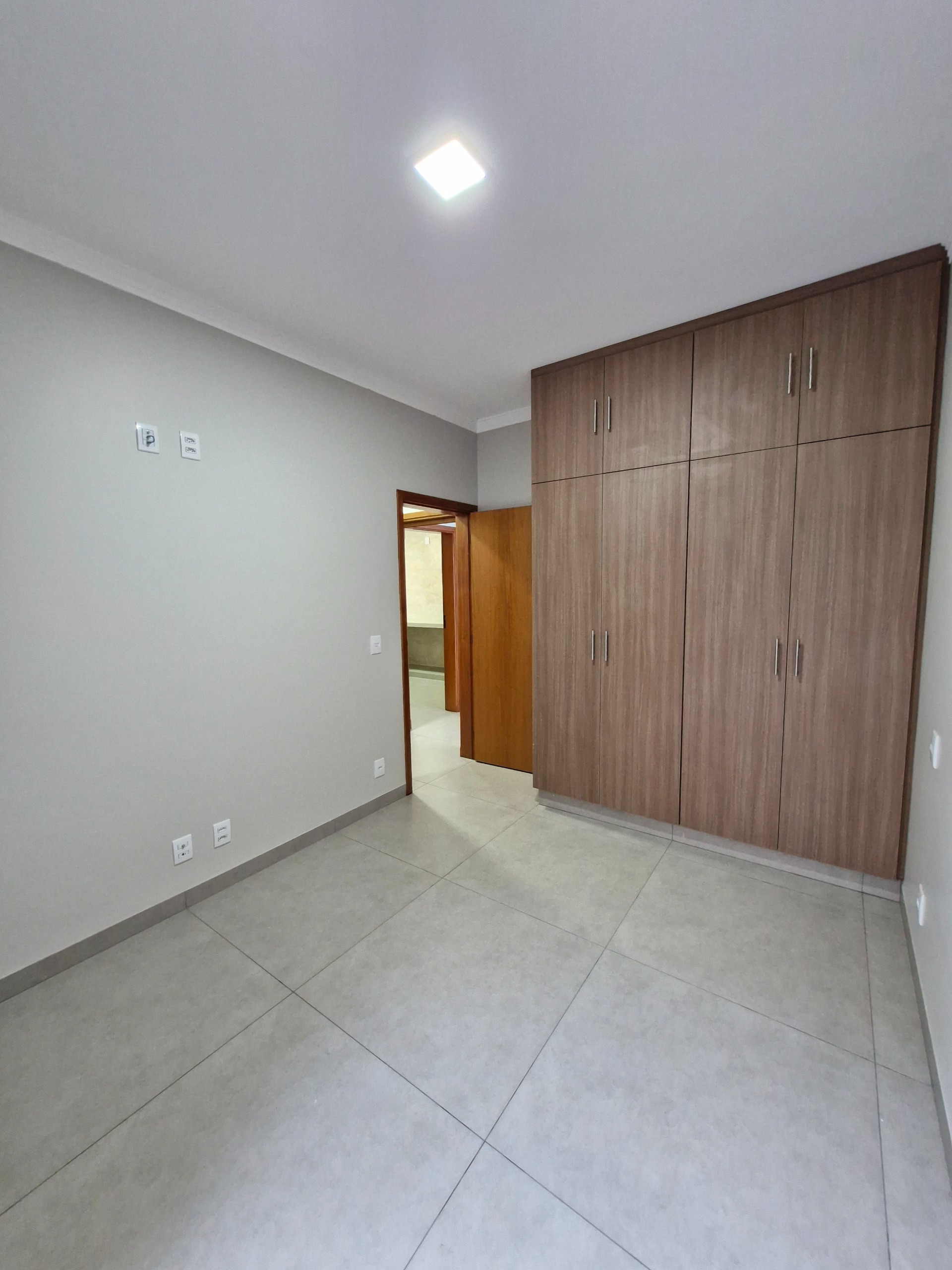 VENDE: CASA COM PISCINA - 02 DORMITÓRIOS SENDO 01 SUÍTE - RESIDENCIAL BOM JARDIM - BRODOWSKI-SP.