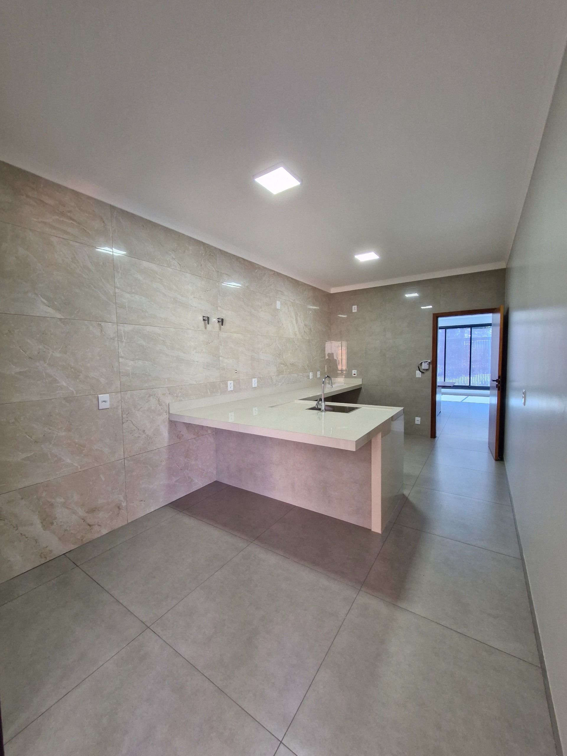 VENDE: CASA COM PISCINA - 02 DORMITÓRIOS SENDO 01 SUÍTE - RESIDENCIAL BOM JARDIM - BRODOWSKI-SP.