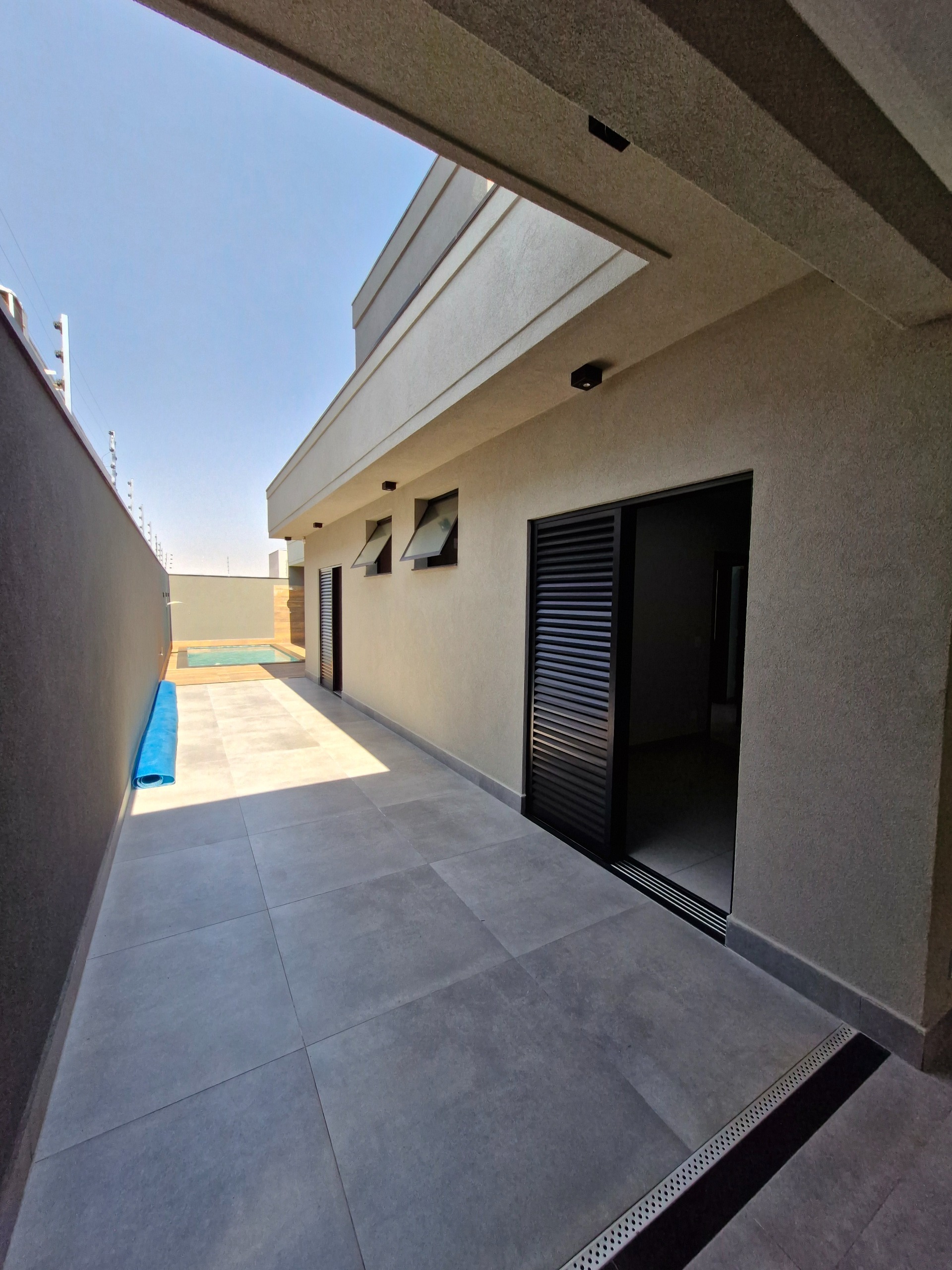 VENDE: CASA COM PISCINA - 02 DORMITÓRIOS SENDO 01 SUÍTE - RESIDENCIAL BOM JARDIM - BRODOWSKI-SP.