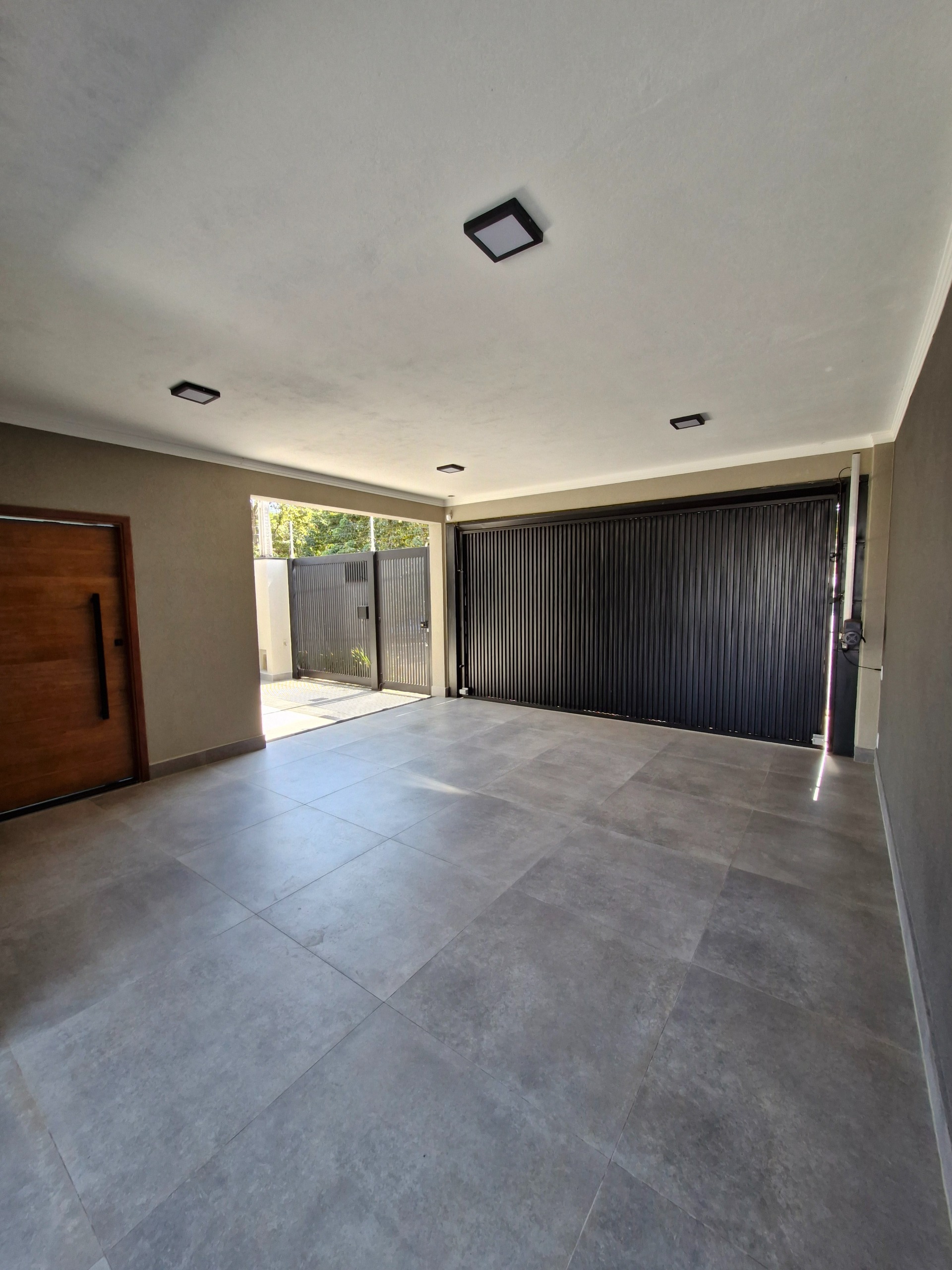 VENDE: CASA COM PISCINA - 02 DORMITÓRIOS SENDO 01 SUÍTE - RESIDENCIAL BOM JARDIM - BRODOWSKI-SP.