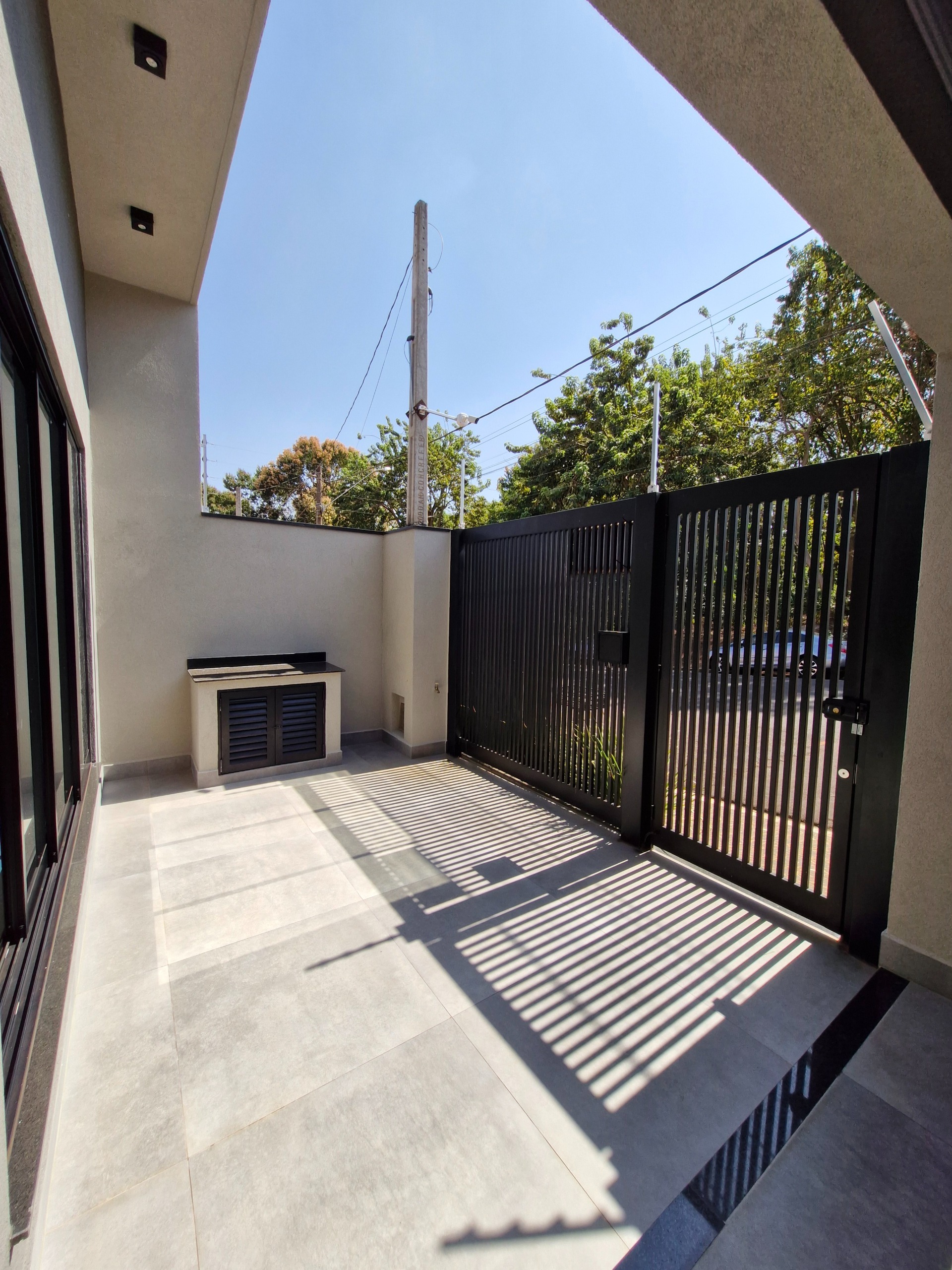 VENDE: CASA COM PISCINA - 02 DORMITÓRIOS SENDO 01 SUÍTE - RESIDENCIAL BOM JARDIM - BRODOWSKI-SP.