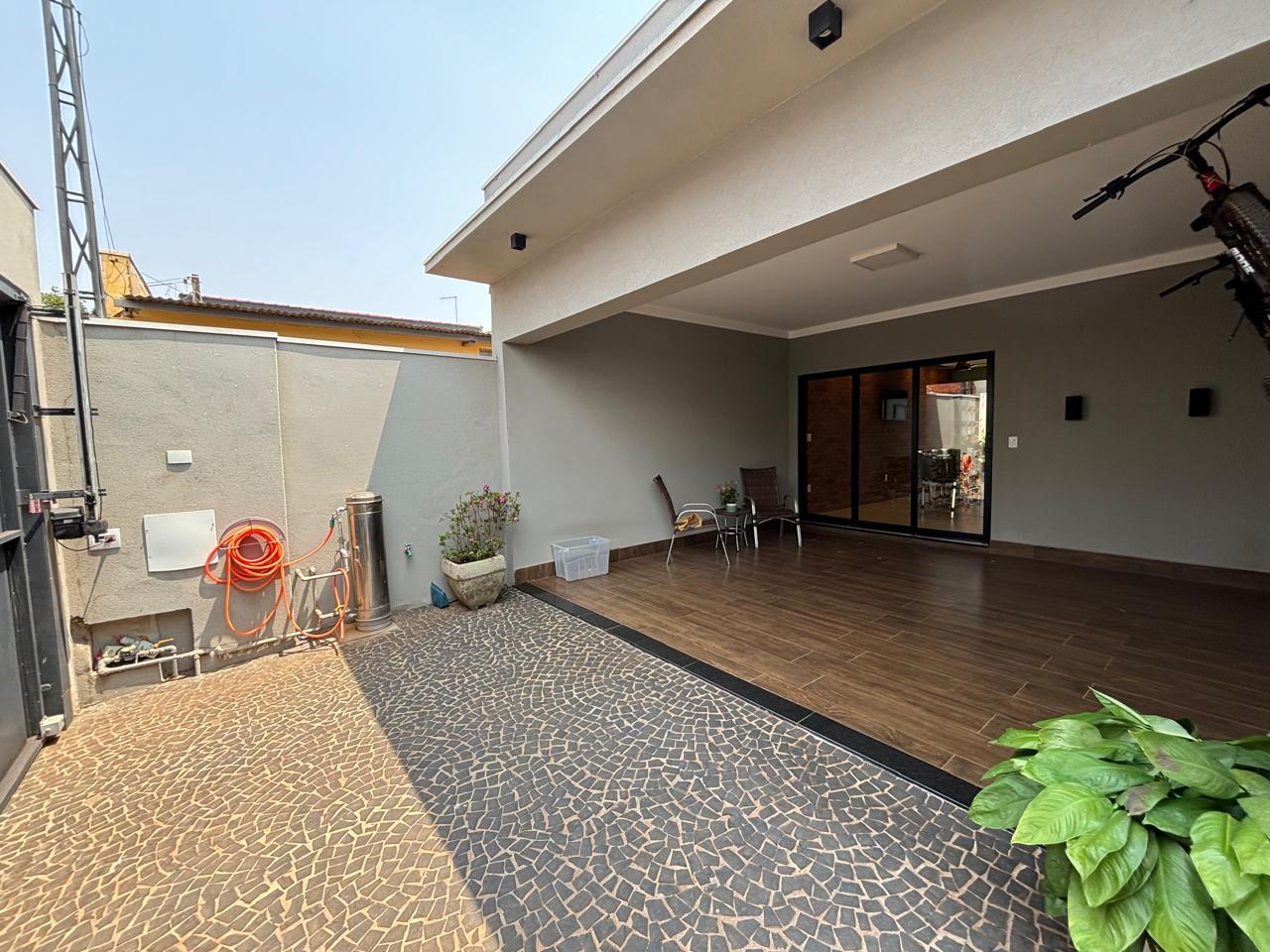 VENDE. RESIDENCIA DE ALTO PADRÃO COM 03 DORMITÓRIOS - CENTRO - BRODOWSKI-SP 