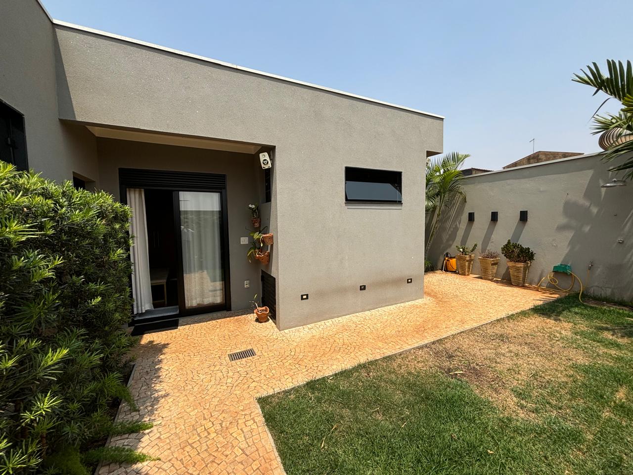 VENDE. RESIDENCIA DE ALTO PADRÃO COM 03 DORMITÓRIOS - CENTRO - BRODOWSKI-SP 