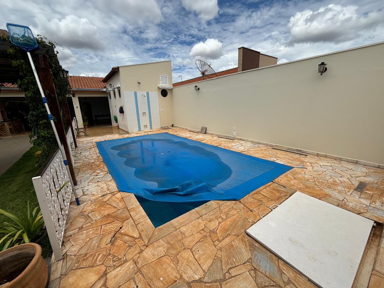 VENDE: CASA COM PISCINA - 02 DORMITÓRIOS - RESIDENCIAL BOM JARDIM - BRODOWSKI-SP.