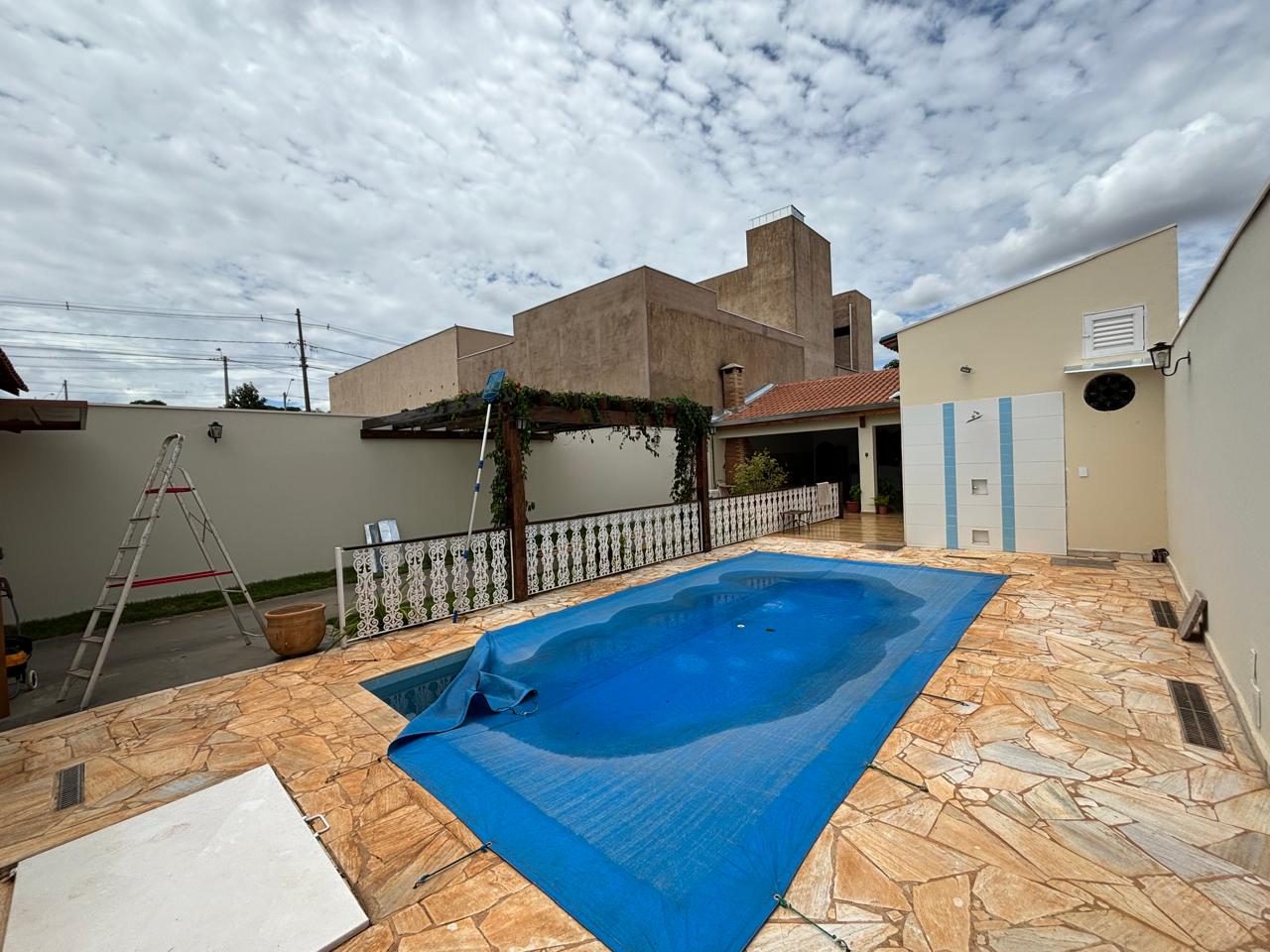 VENDE: CASA COM PISCINA - 02 DORMITÓRIOS - RESIDENCIAL BOM JARDIM - BRODOWSKI-SP.