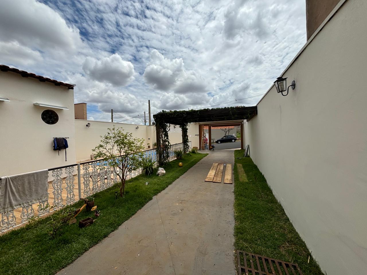 VENDE: CASA COM PISCINA - 02 DORMITÓRIOS - RESIDENCIAL BOM JARDIM - BRODOWSKI-SP.