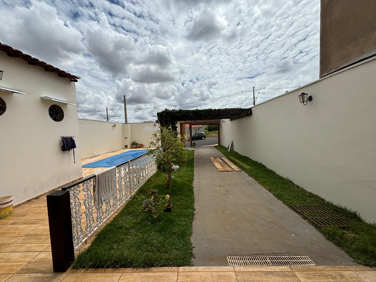 VENDE: CASA COM PISCINA - 02 DORMITÓRIOS - RESIDENCIAL BOM JARDIM - BRODOWSKI-SP.