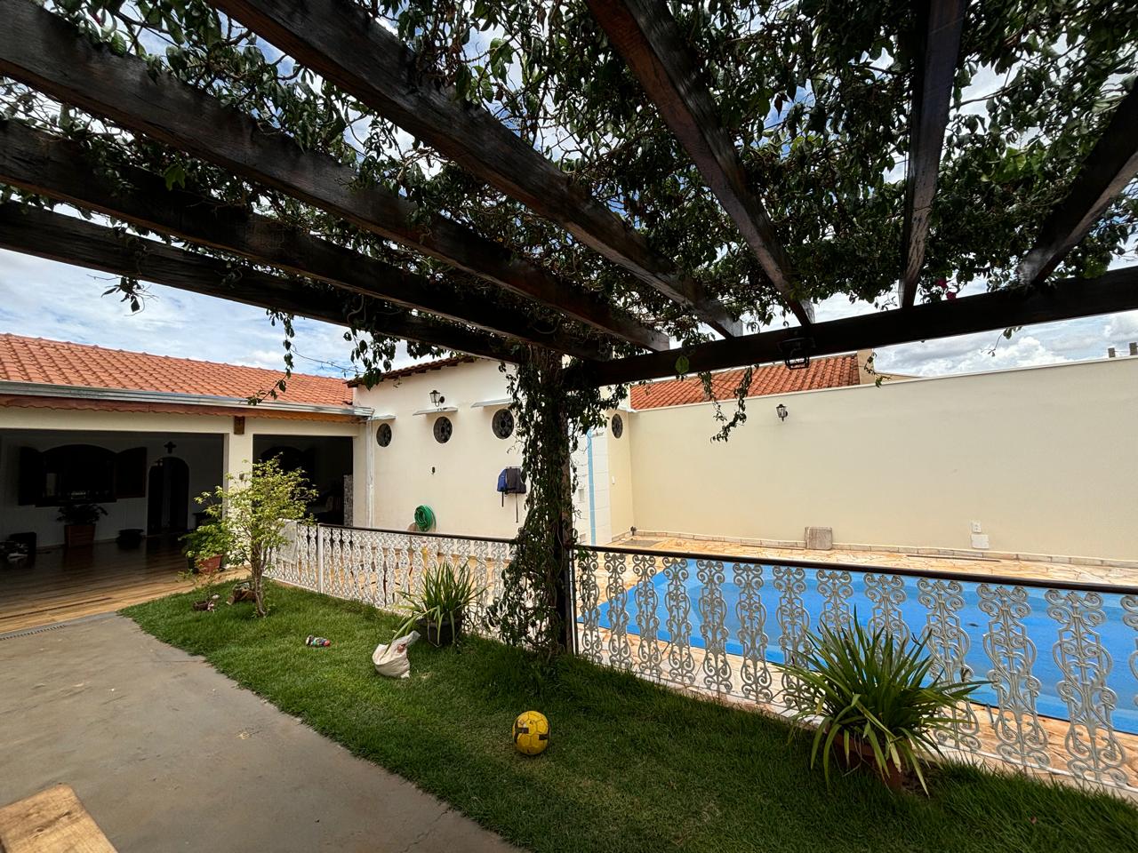 VENDE: CASA COM PISCINA - 02 DORMITÓRIOS - RESIDENCIAL BOM JARDIM - BRODOWSKI-SP.