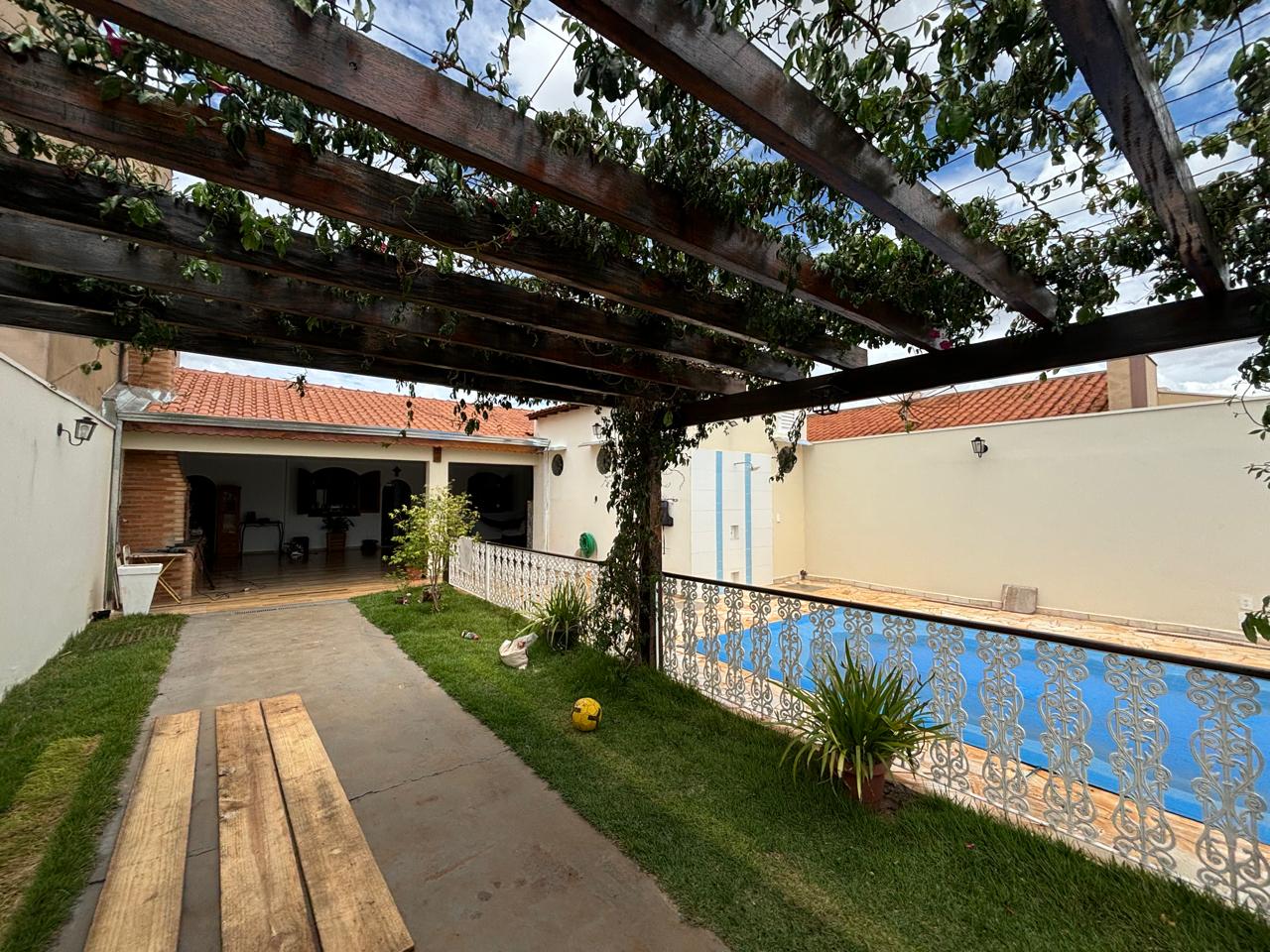 VENDE: CASA COM PISCINA - 02 DORMITÓRIOS - RESIDENCIAL BOM JARDIM - BRODOWSKI-SP.