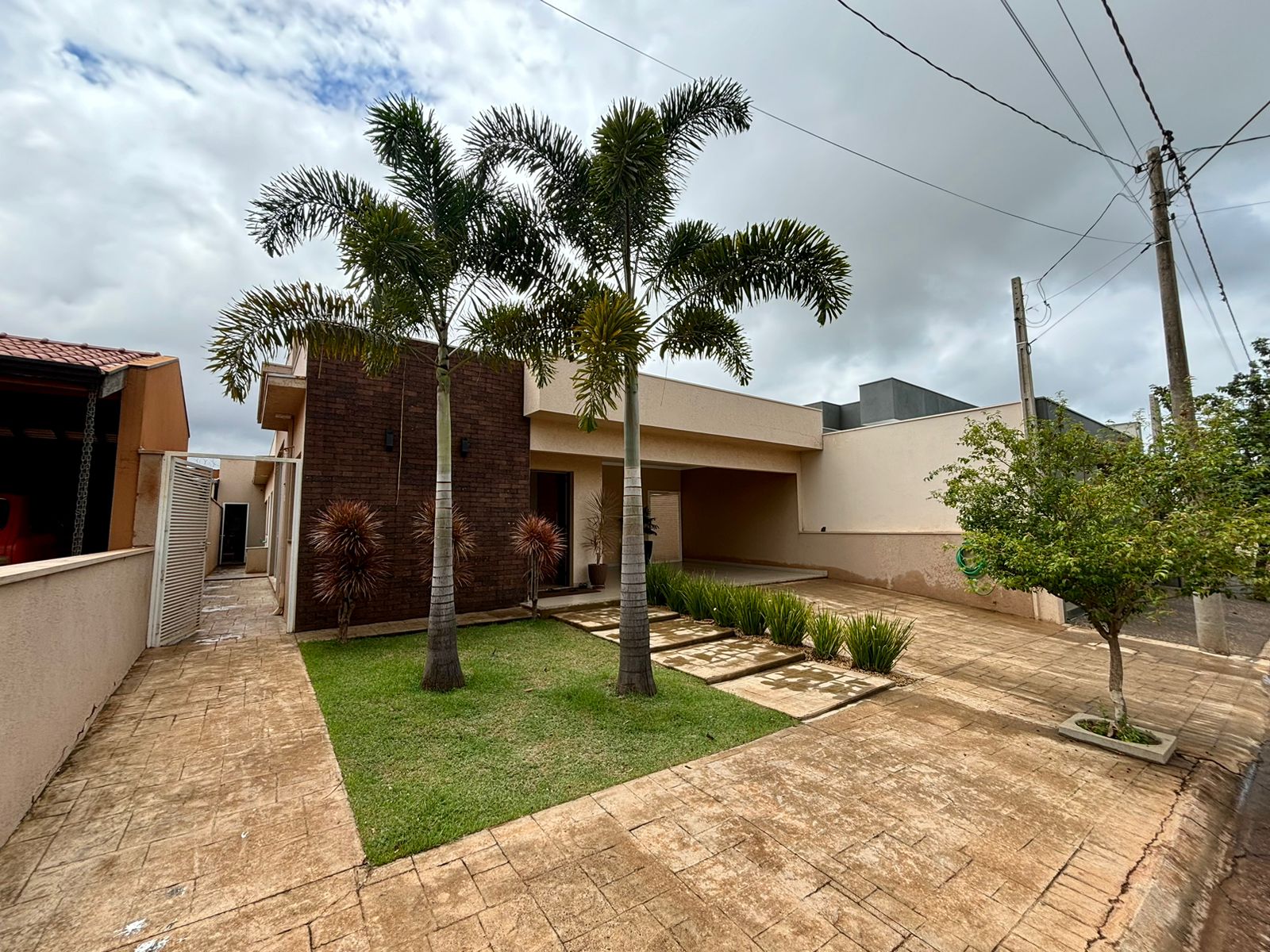VENDE: CASA 03 DORMITÓRIOS SENDO 02 SUÍTES - CONDOMÍNIO VENEZA - BRODOWSKI-SP.