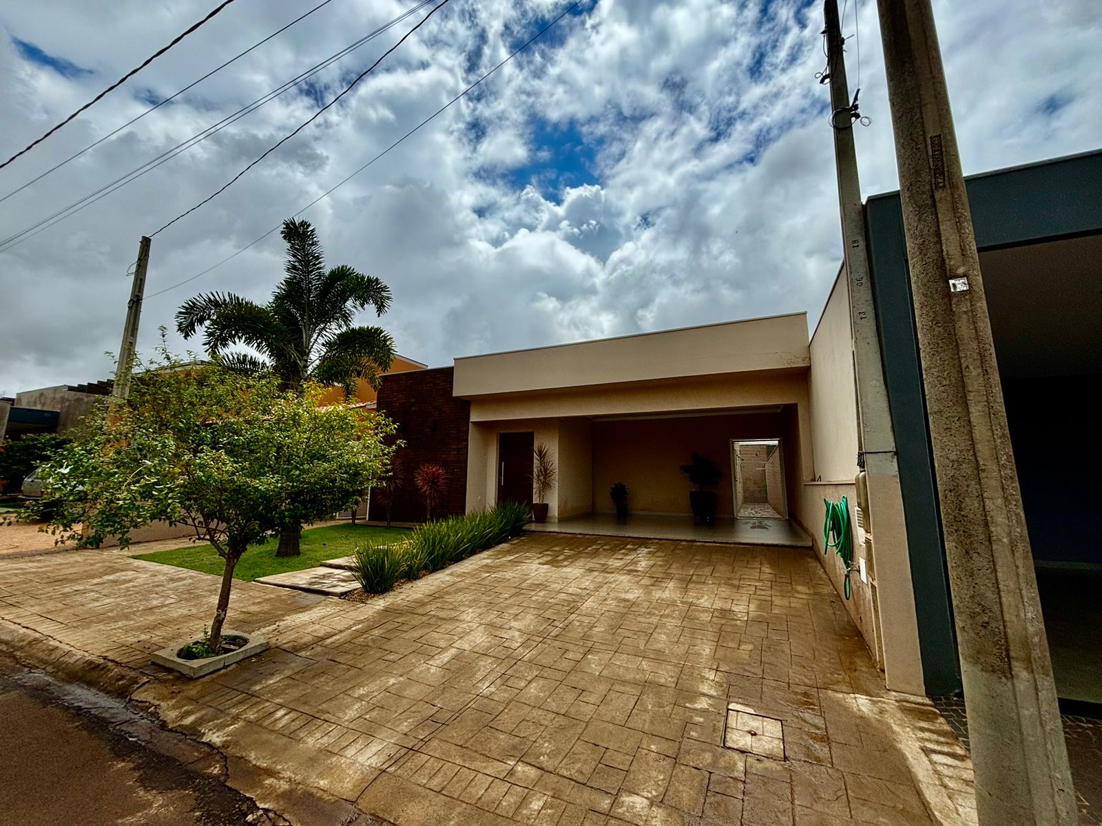 VENDE: CASA 03 DORMITÓRIOS SENDO 02 SUÍTES - CONDOMÍNIO VENEZA - BRODOWSKI-SP.