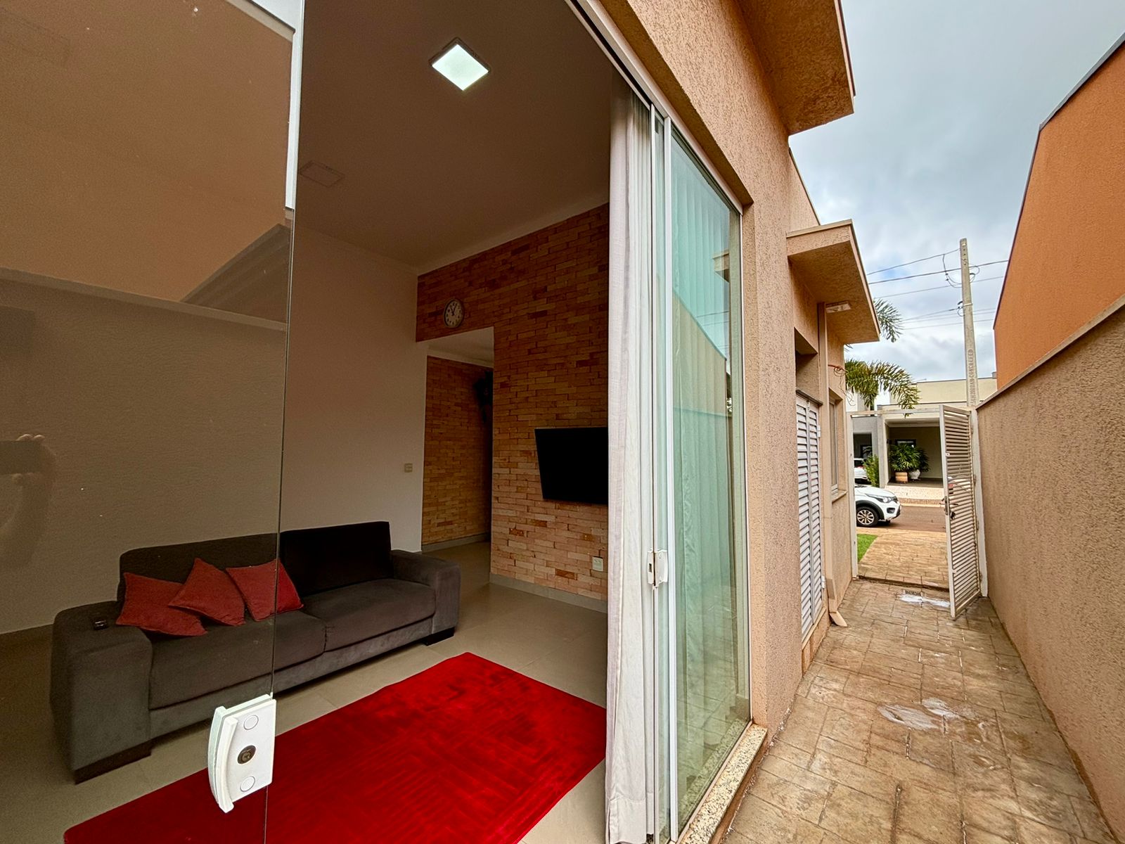 VENDE: CASA 03 DORMITÓRIOS SENDO 02 SUÍTES - CONDOMÍNIO VENEZA - BRODOWSKI-SP.