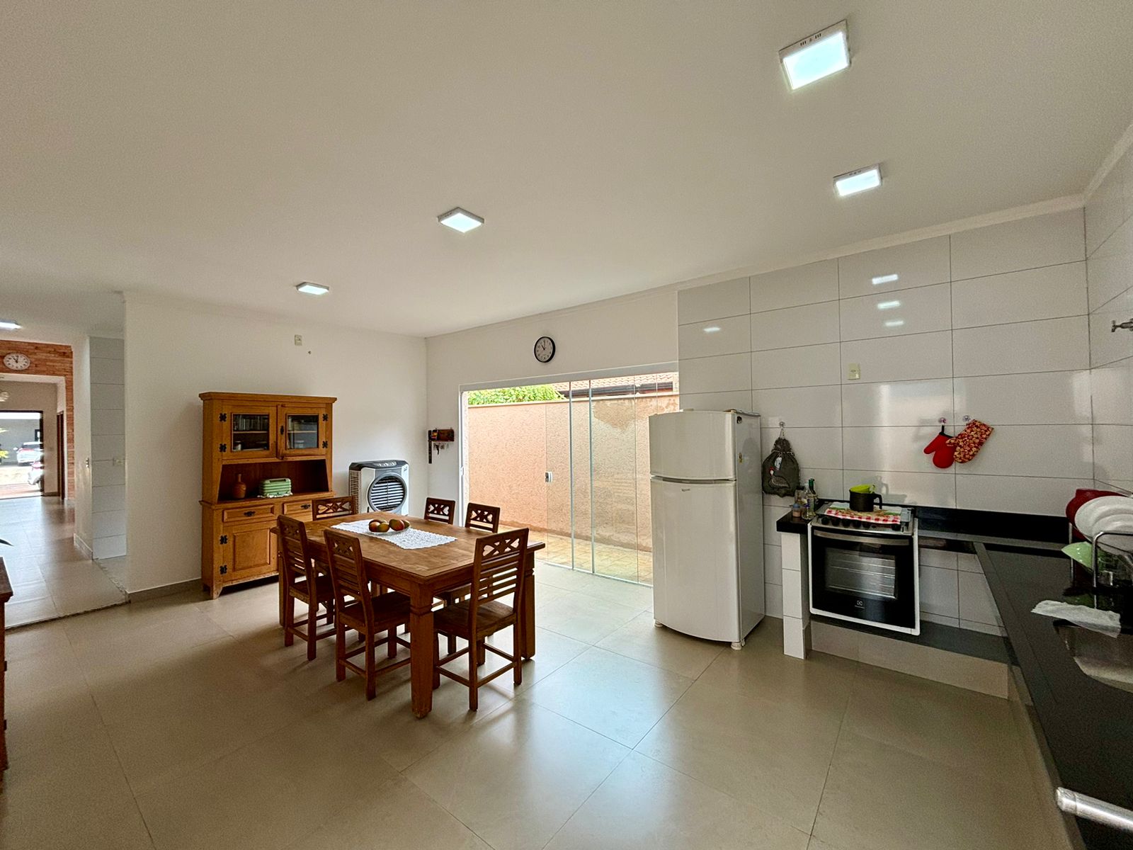 VENDE: CASA 03 DORMITÓRIOS SENDO 02 SUÍTES - CONDOMÍNIO VENEZA - BRODOWSKI-SP.