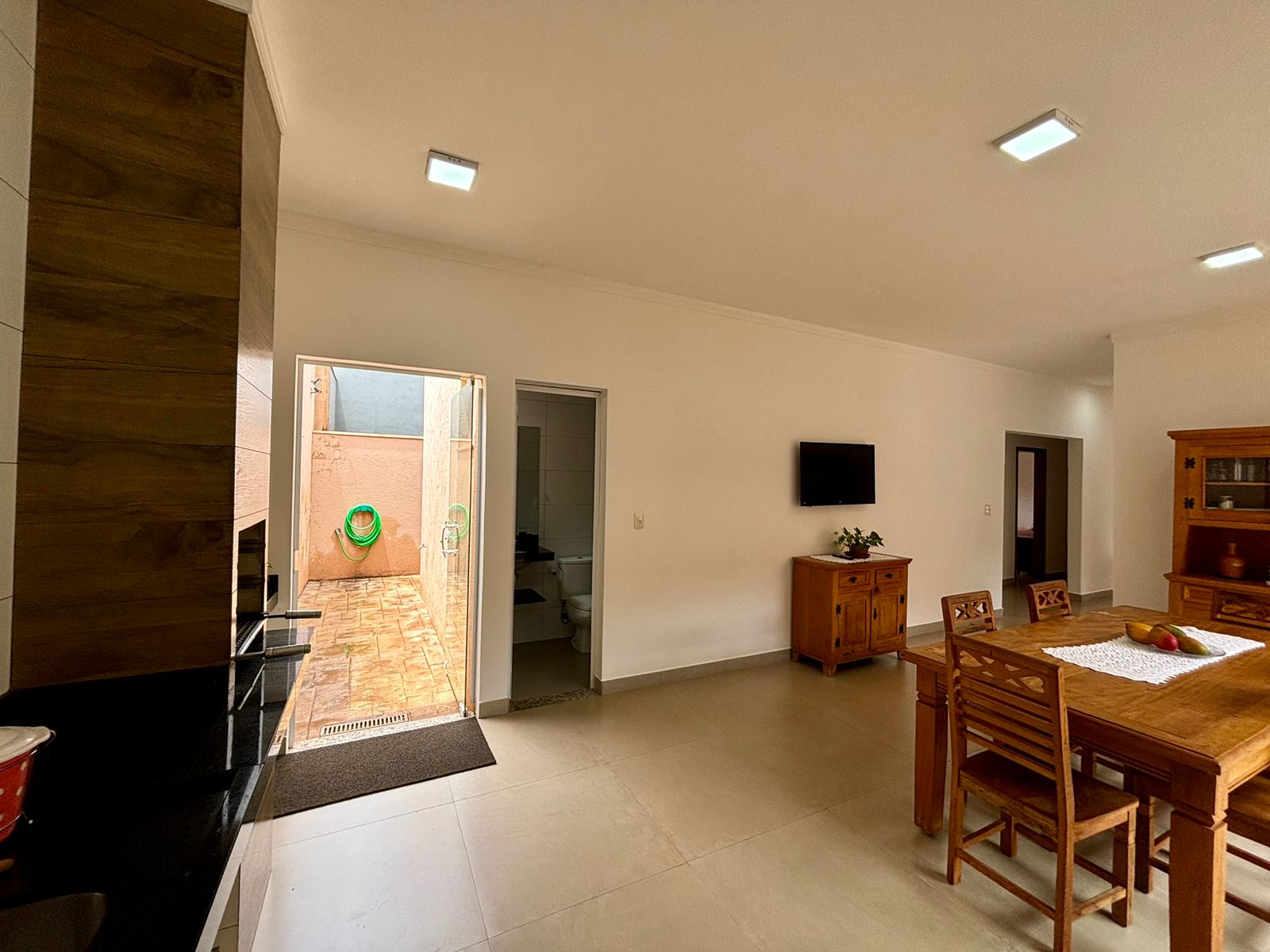VENDE: CASA 03 DORMITÓRIOS SENDO 02 SUÍTES - CONDOMÍNIO VENEZA - BRODOWSKI-SP.