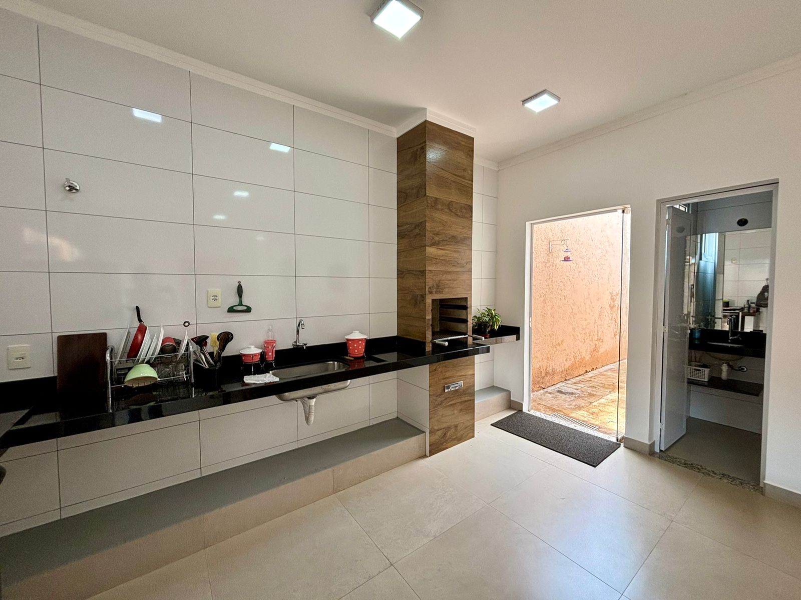 VENDE: CASA 03 DORMITÓRIOS SENDO 02 SUÍTES - CONDOMÍNIO VENEZA - BRODOWSKI-SP.