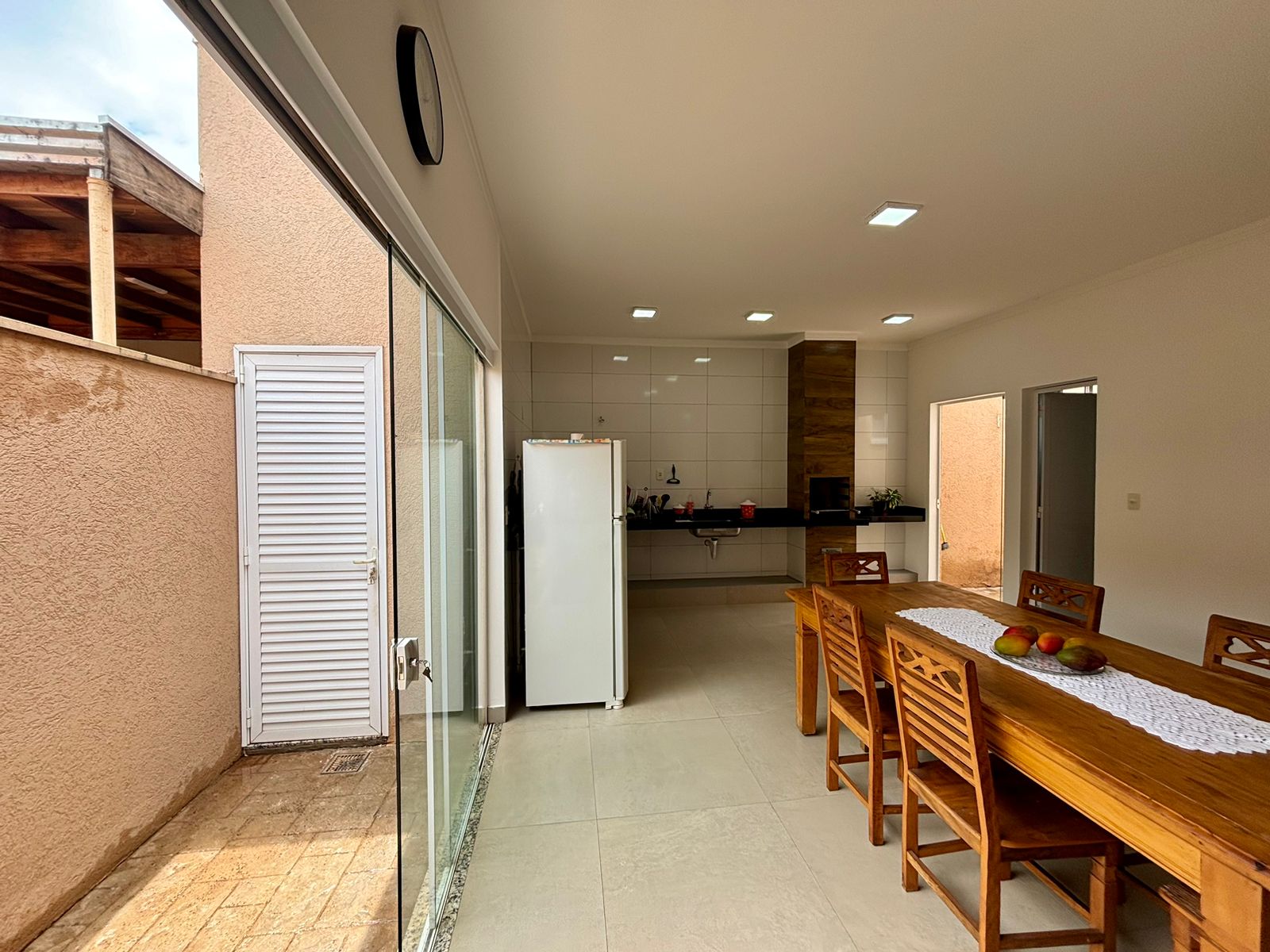 VENDE: CASA 03 DORMITÓRIOS SENDO 02 SUÍTES - CONDOMÍNIO VENEZA - BRODOWSKI-SP.