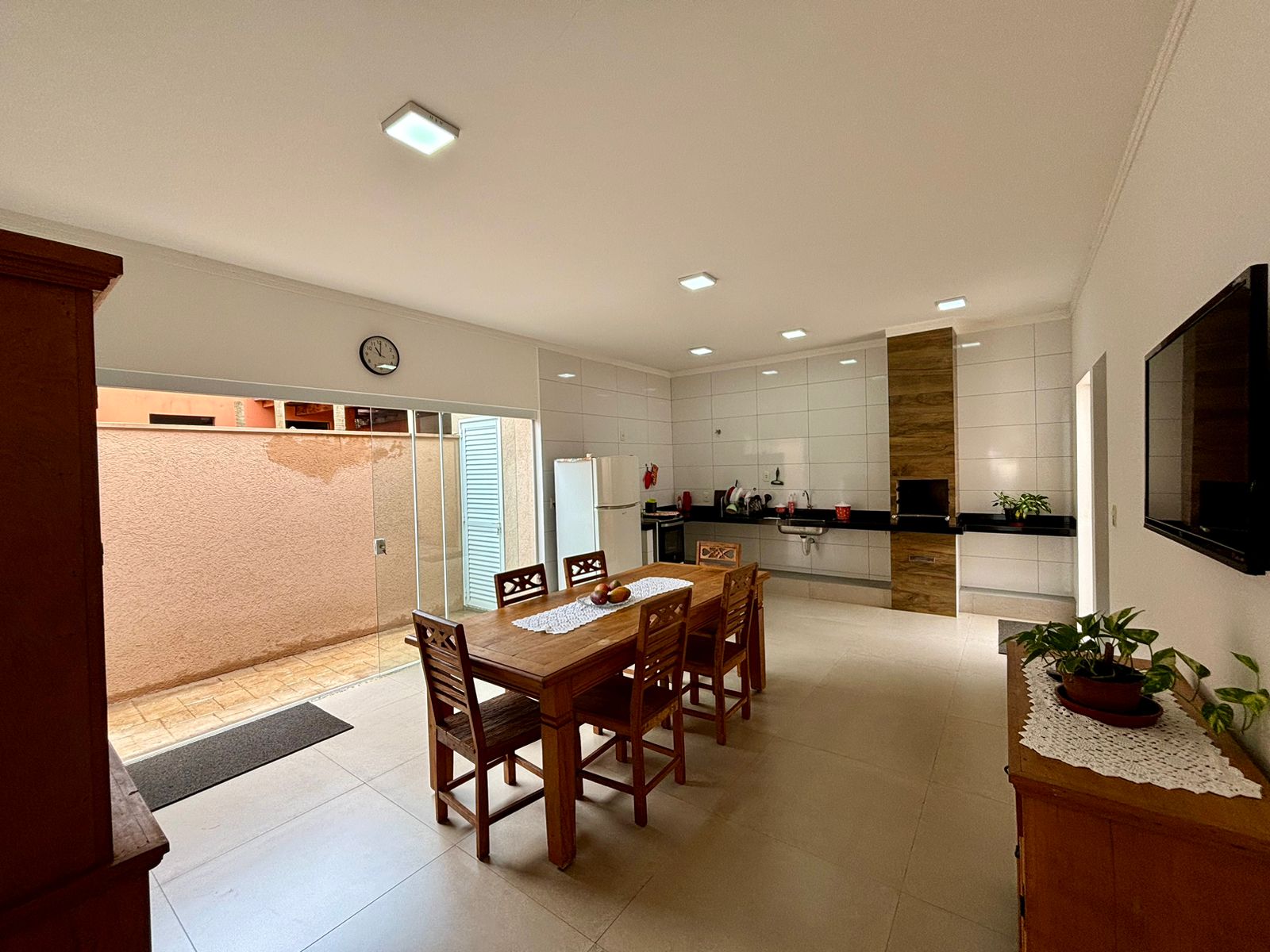 VENDE: CASA 03 DORMITÓRIOS SENDO 02 SUÍTES - CONDOMÍNIO VENEZA - BRODOWSKI-SP.