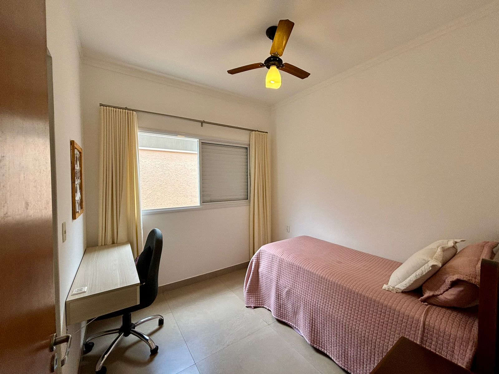 VENDE: CASA 03 DORMITÓRIOS SENDO 02 SUÍTES - CONDOMÍNIO VENEZA - BRODOWSKI-SP.