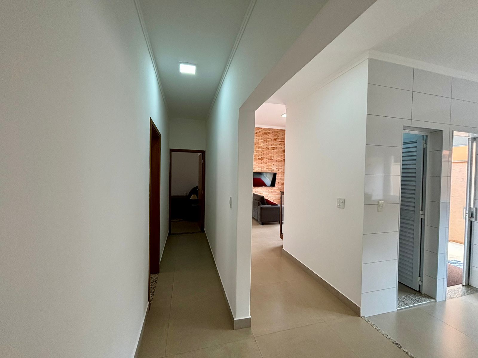 VENDE: CASA 03 DORMITÓRIOS SENDO 02 SUÍTES - CONDOMÍNIO VENEZA - BRODOWSKI-SP.