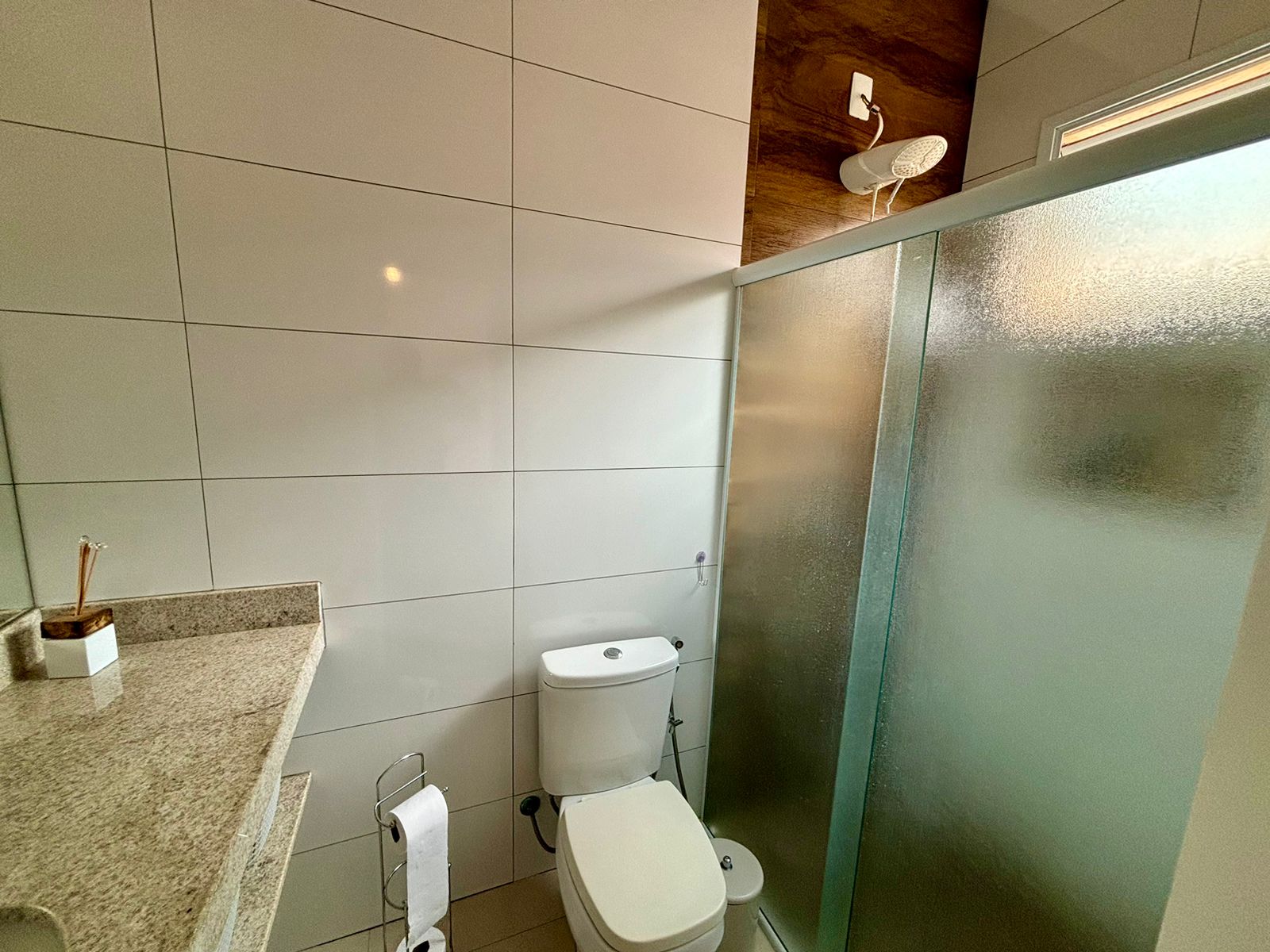 VENDE: CASA 03 DORMITÓRIOS SENDO 02 SUÍTES - CONDOMÍNIO VENEZA - BRODOWSKI-SP.