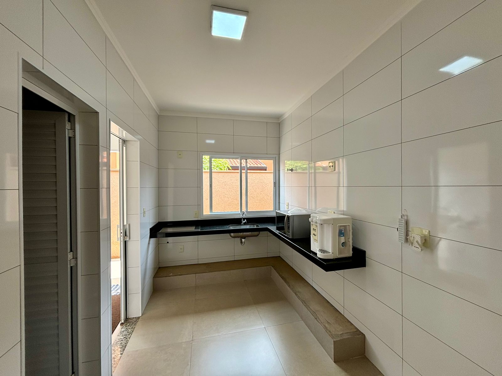 VENDE: CASA 03 DORMITÓRIOS SENDO 02 SUÍTES - CONDOMÍNIO VENEZA - BRODOWSKI-SP.