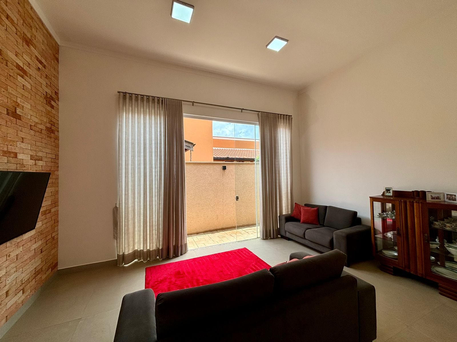 VENDE: CASA 03 DORMITÓRIOS SENDO 02 SUÍTES - CONDOMÍNIO VENEZA - BRODOWSKI-SP.