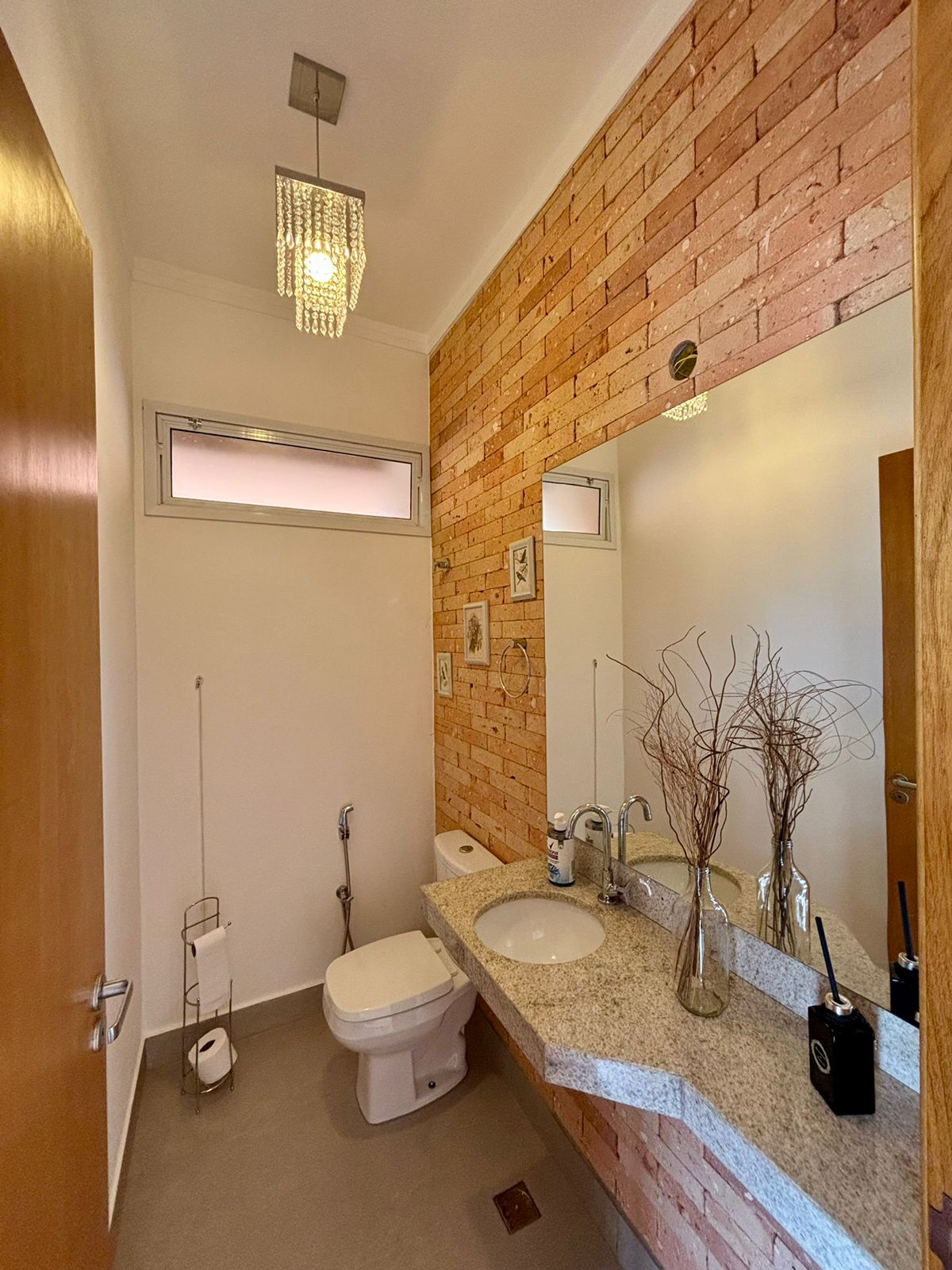 VENDE: CASA 03 DORMITÓRIOS SENDO 02 SUÍTES - CONDOMÍNIO VENEZA - BRODOWSKI-SP.