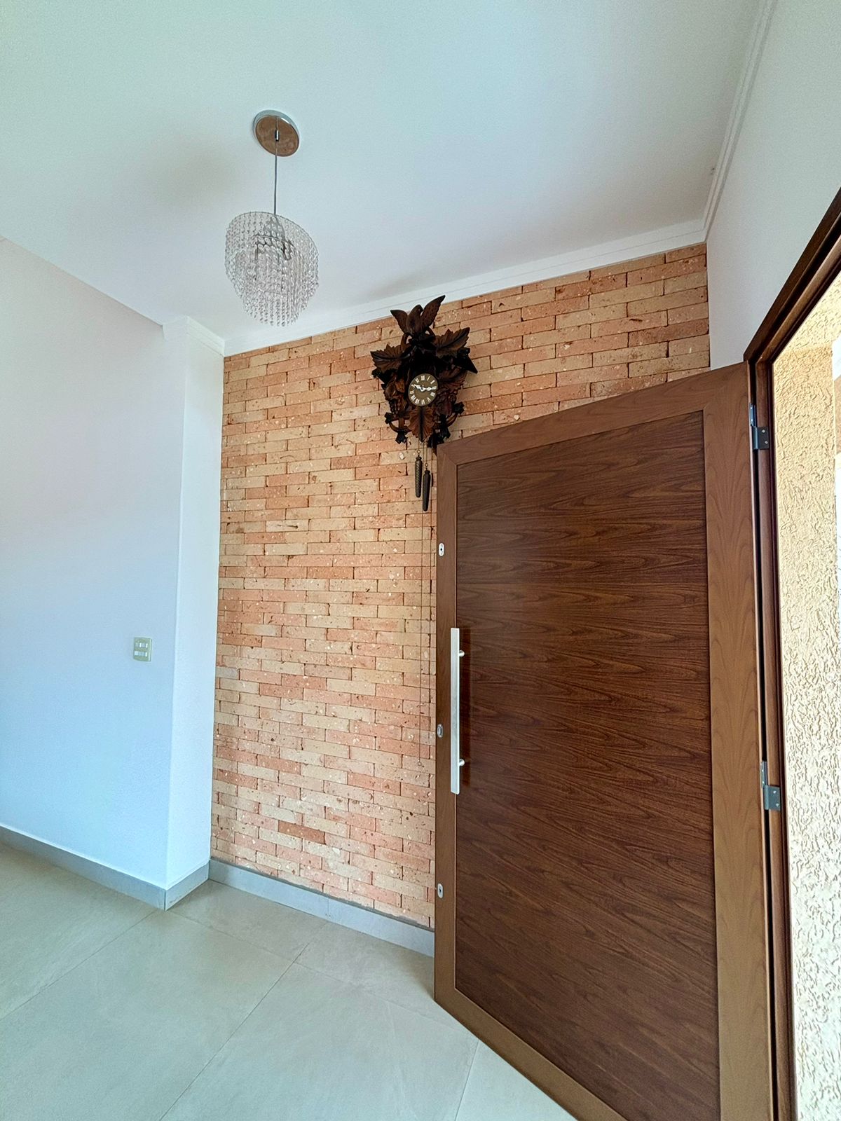 VENDE: CASA 03 DORMITÓRIOS SENDO 02 SUÍTES - CONDOMÍNIO VENEZA - BRODOWSKI-SP.