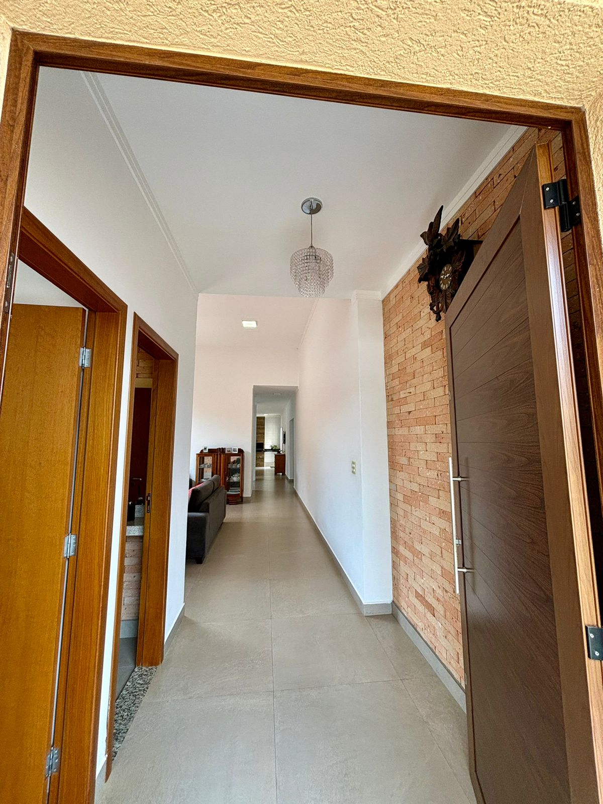 VENDE: CASA 03 DORMITÓRIOS SENDO 02 SUÍTES - CONDOMÍNIO VENEZA - BRODOWSKI-SP.