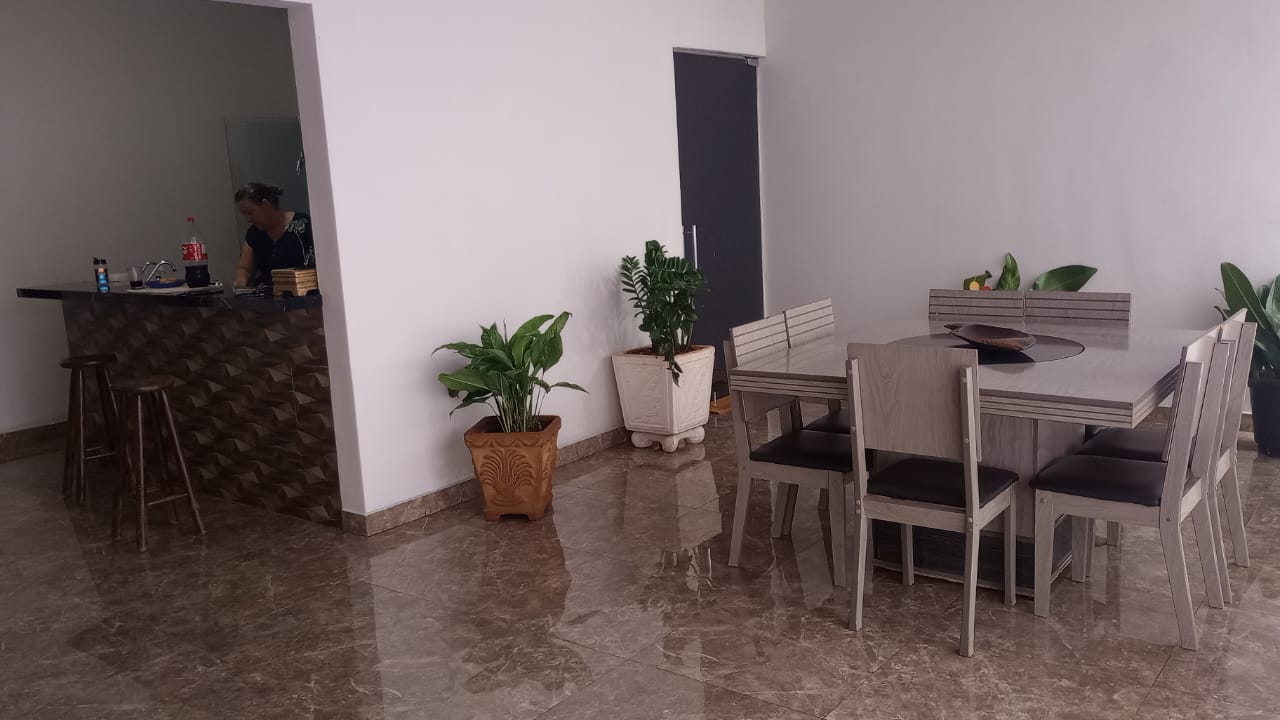 VENDE. SOBRADO COM 04 DORMITÓRIOS - JARDIM DAS OLIVEIRAS - BRODOWSKI-SP.