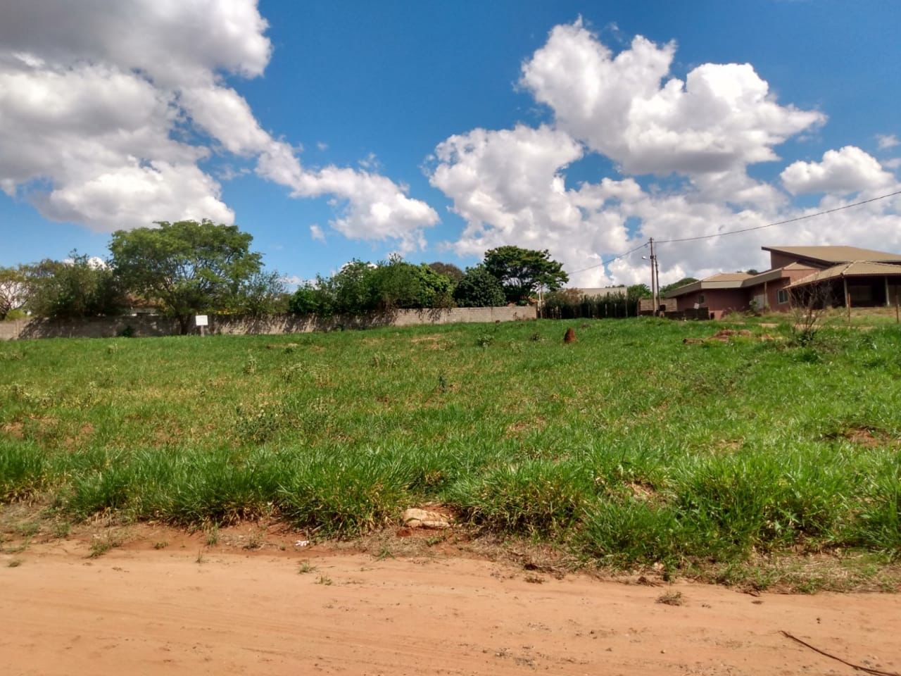 VENDE: CHÁCARA DE 2.195 m² - CONDOMÍNIO BOA VISTA - BRODOWSKI-SP.