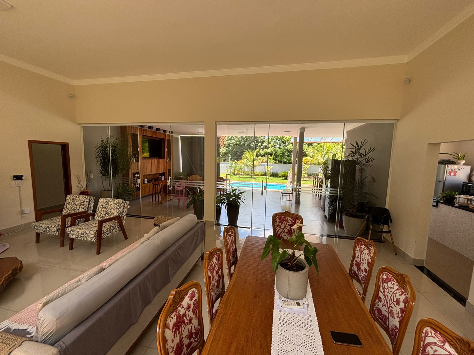 VENDE: LINDA RESIDENCIA COM 3 SUÍTES - CONDOMÍNIO SANTA MôNICA - BRODOWSKI-SP.