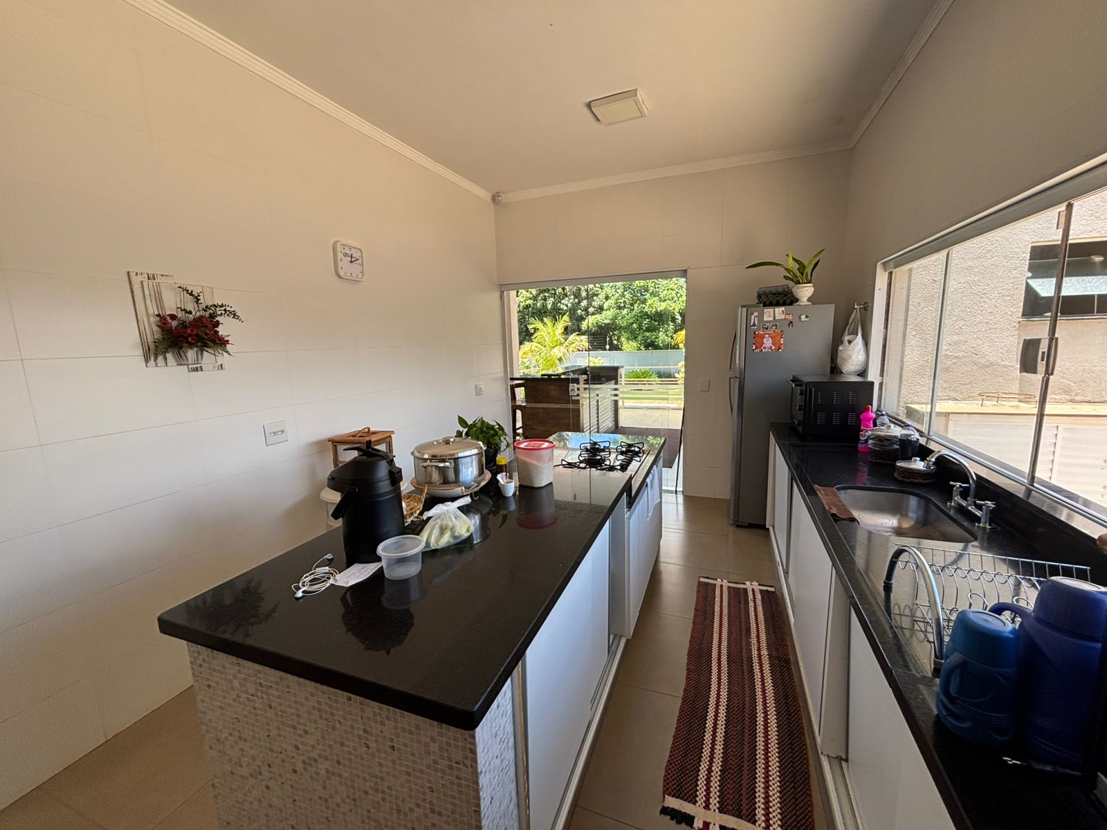 VENDE: LINDA RESIDENCIA COM 3 SUÍTES - CONDOMÍNIO SANTA MôNICA - BRODOWSKI-SP.