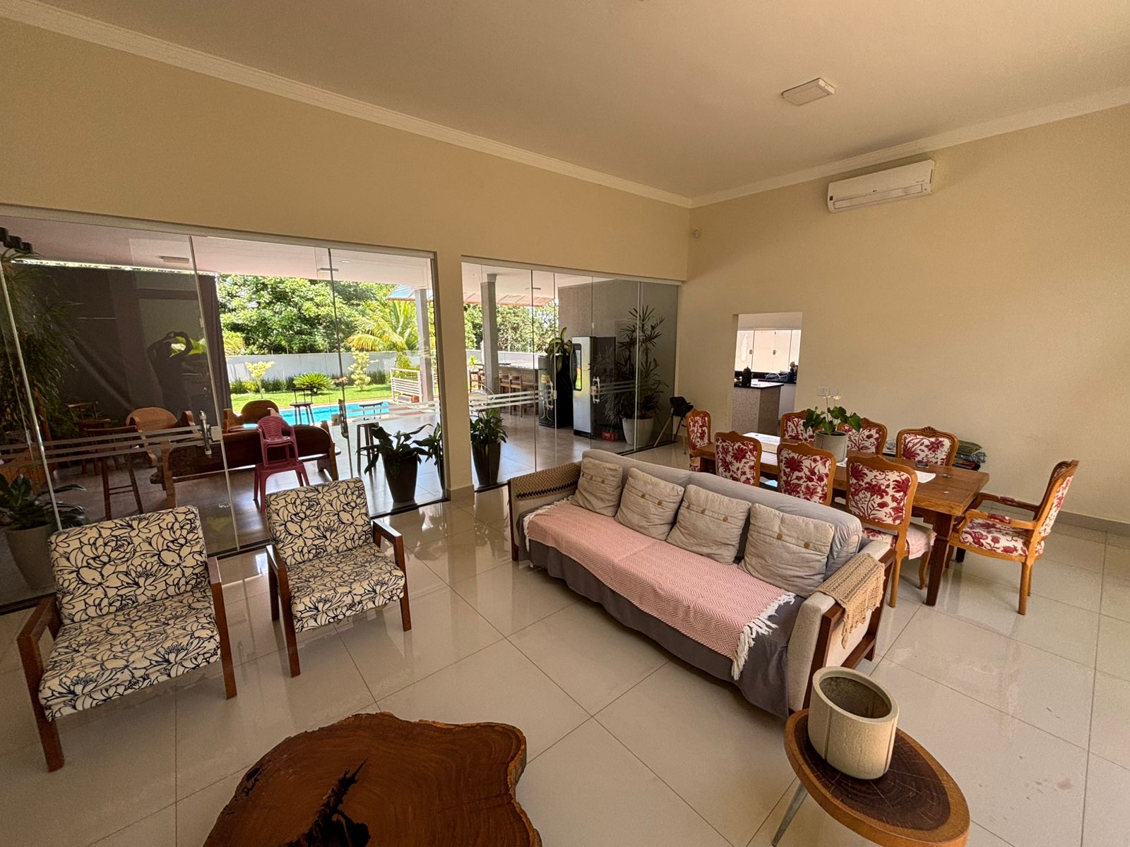VENDE: LINDA RESIDENCIA COM 3 SUÍTES - CONDOMÍNIO SANTA MôNICA - BRODOWSKI-SP.