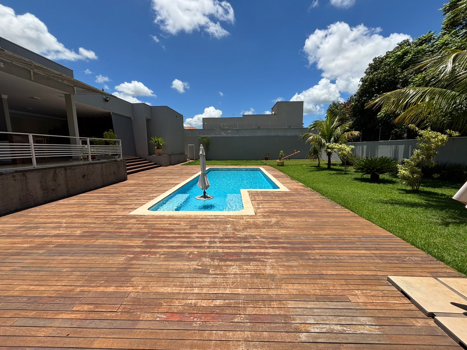 VENDE: LINDA RESIDENCIA COM 3 SUÍTES - CONDOMÍNIO SANTA MôNICA - BRODOWSKI-SP.