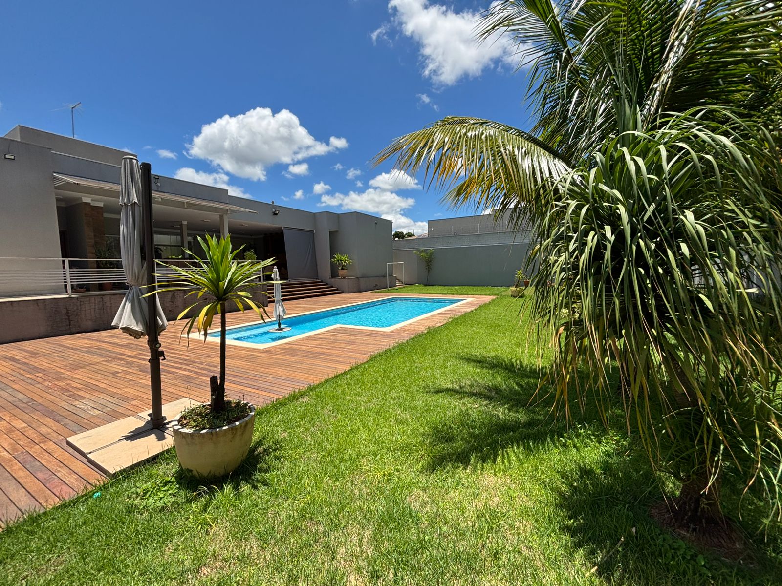 VENDE: LINDA RESIDENCIA COM 3 SUÍTES - CONDOMÍNIO SANTA MôNICA - BRODOWSKI-SP.