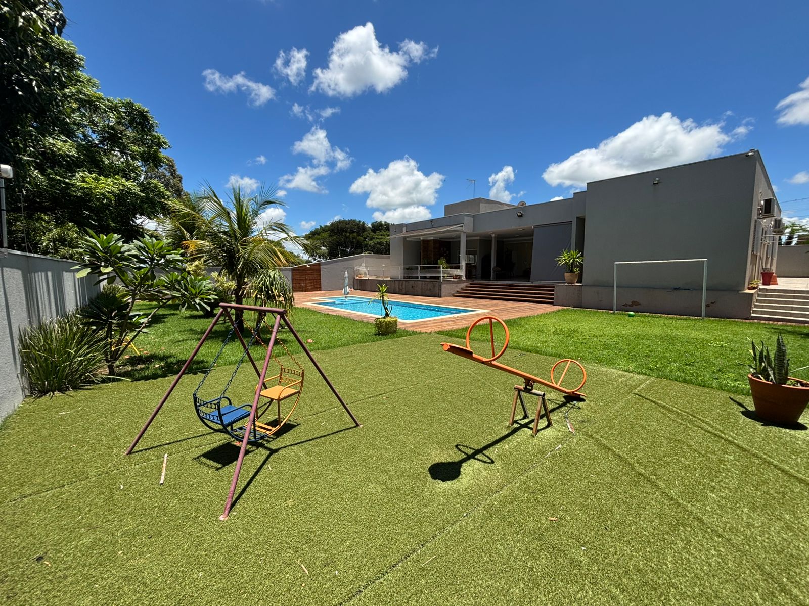 VENDE: LINDA RESIDENCIA COM 3 SUÍTES - CONDOMÍNIO SANTA MôNICA - BRODOWSKI-SP.