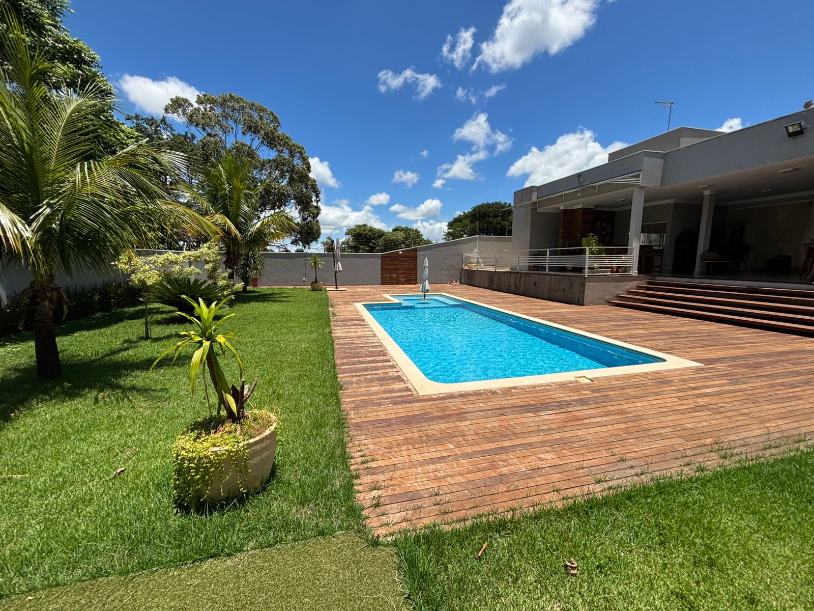 VENDE: LINDA RESIDENCIA COM 3 SUÍTES - CONDOMÍNIO SANTA MôNICA - BRODOWSKI-SP.